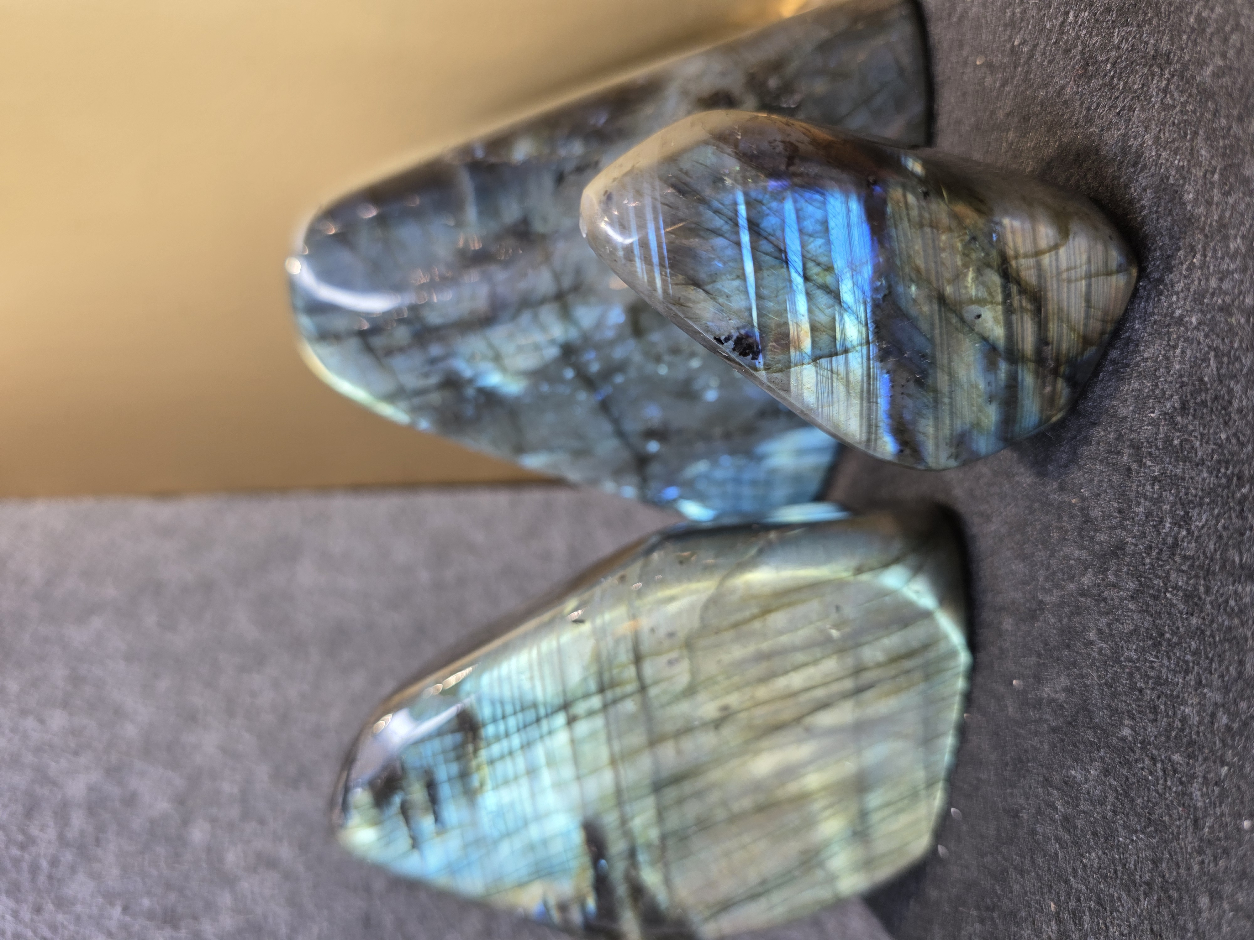 療癒創傷拉長原石(Labradorite)