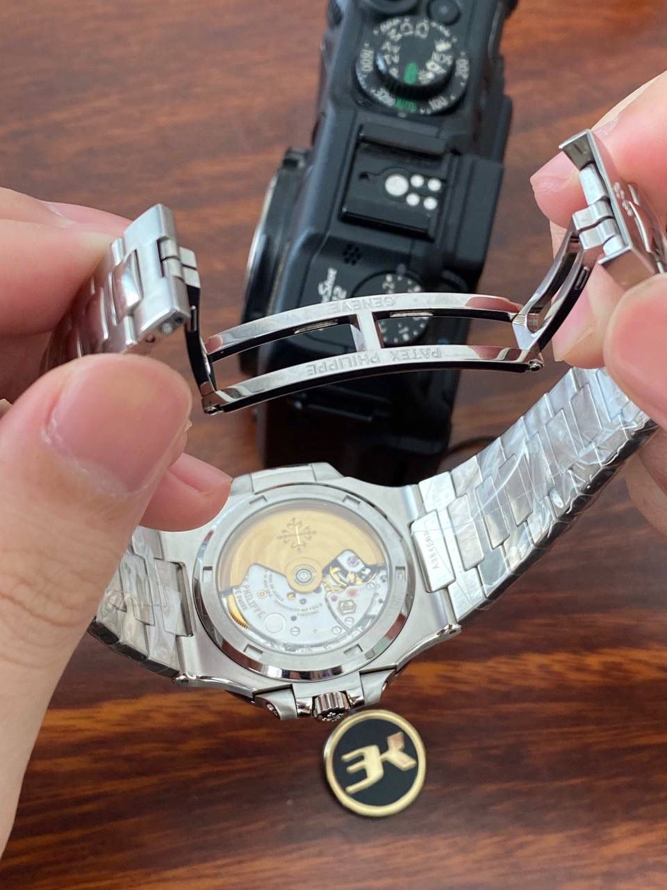 鹦鹉螺市场独家专用机芯，升级无噪音刻字版原版机芯🔥🔥 详细升级解读: 1.升级机芯全部精雕刻字，清晰不磨损，纹理做到极致。 2.升级自动陀片，采用瑞士超精密轴承，业界史无前例的安装陀片工艺。做到百分百降噪音。 3.原版机芯，无假夹版，无假摆轮，无假红宝石。WY-3k厂完整的复刻出3.3毫米的绝版高品质324SC机芯. 4..升级表盘刻度夜光超亮，而且整体做到和谐一致同步亮度。 5.鹦鹉螺经典蓝盘，目前改进与正品一致的颜色，秒杀其他工厂的表盘细节和做工。 6.日历窗口每一只手表做了水平正位，不出现偏斜遮挡。 7.把头调节档位顺畅度的多次调试，调试到最佳状态。使得升级版手雷调校时间和上链的手感畅顺 8.升级了整个手表厚度8.3毫米，完美实现全网最薄机械表，等同原装厚度。佩戴起来舒适无比。 9.重点强调324Sc机芯顺时针调日历，也就是由上往下调日历。注意辨析和正品一致。 10.调节时间的时候，拉表冠二挡。大秒针是不停止的。和正品也是一致。