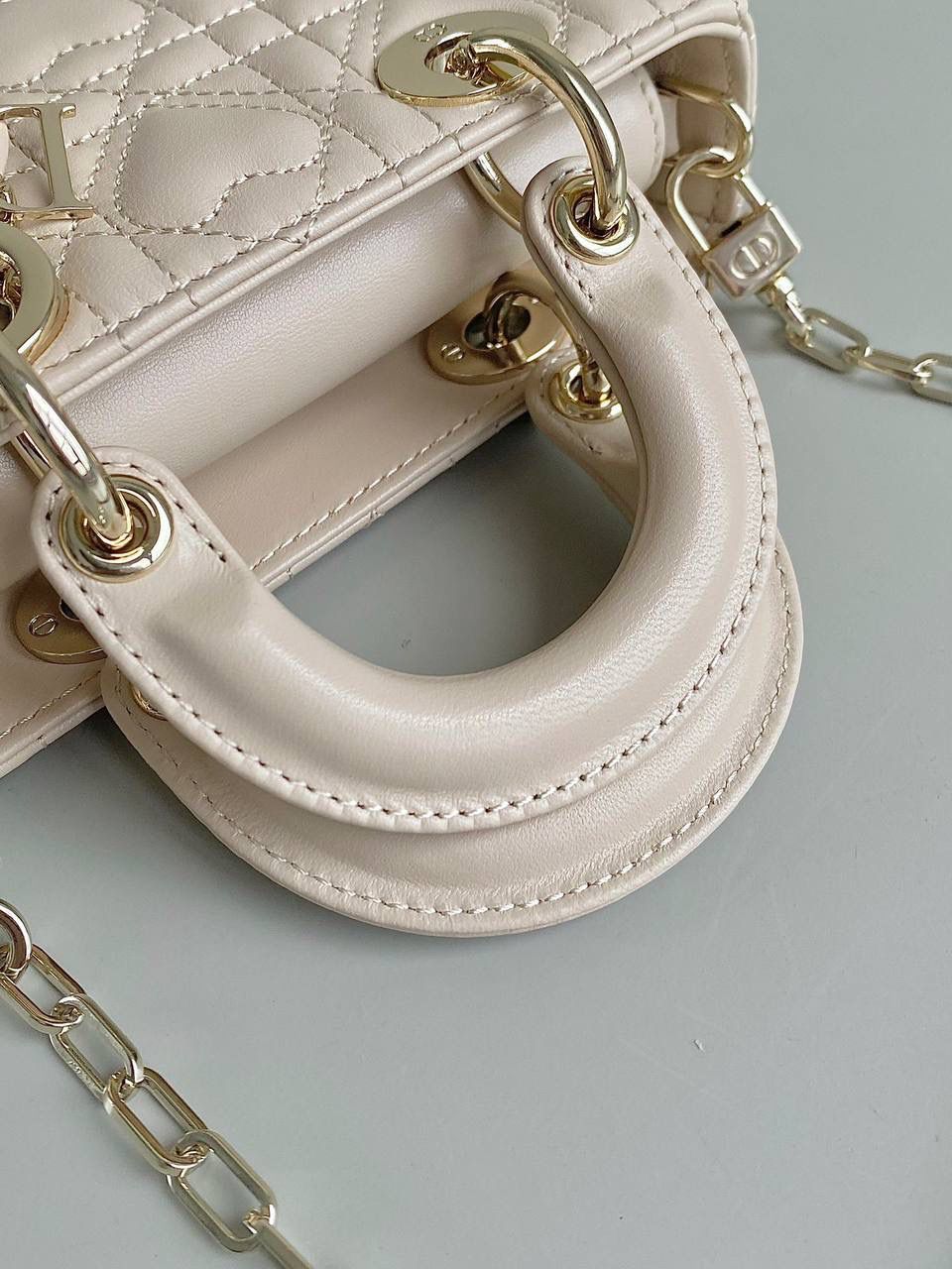 胭脂米色🤎超迷你 𝗗𝗶𝗼𝗿 𝗗-𝗝𝗼𝘆 𝗯𝗮𝗴七夕爱心款 时尚果然就是轮回，回归了一把中古戴妃 长方包形，短链条➕细长肩带直接封神！！ 复古时髦感超强，真是什么场合都可以把住 绝对是lady中的天花板了，强势出圈啦姐妹们😍🤩 17.5×10.5×6cm