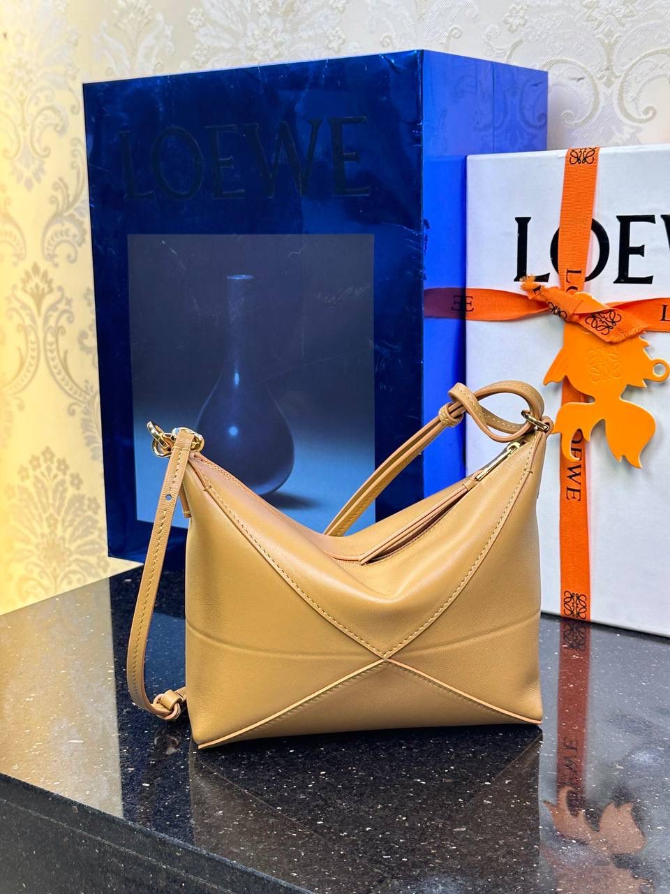 ♥️𝙋𝙪𝙯𝙯𝙡𝙚 𝙁𝙤𝙡𝙙 ——【暖沙黄】 尺寸：𝟐𝟑-𝟔.𝟓-𝟏𝟓.𝟓𝐜𝐦 编码：522404 🎈经典几何为造型，以及柔软细腻的Napa牛皮，升级为可完全折叠的手拿包。 🎈自带一根🉑拆卸🉑调节的肩带，一包多背，多样化风格，秀场大放异彩😃日常实用性强👌 🎈配全套专柜礼盒🎁，给你满满的仪式感👀