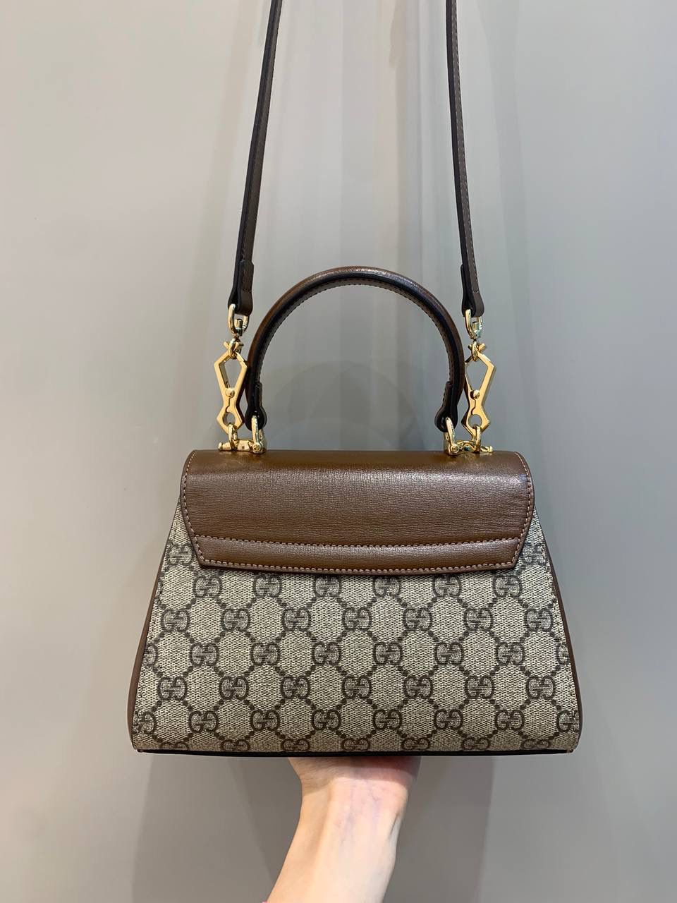 新背景实拍正品级 。（小号22cm） Gucci Horsebit 1955马鞍小号手提包 2023横空出世的超级最新大爆款‼️ 小号22cm证品售价，还是继续采用1955经典棕色原厂皮，除了包身的手提设计，另外配有两个不同风格的肩带，三种不同背法，容量皆备，小巧圆润的包型非常适合亚洲女性，绝对是2023大爆款，继迷你马鞍包后我最喜欢的第二单品‼️ 型号703848；尺寸22x16x10cm