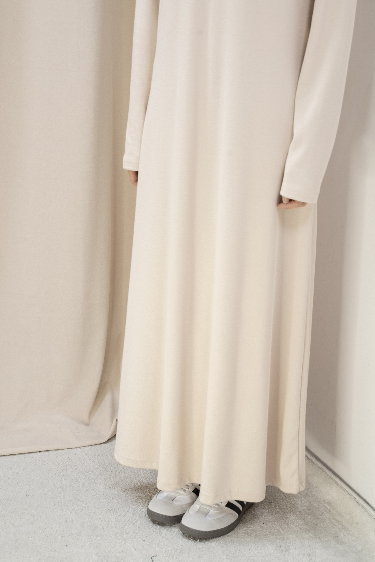 柔軟針織長版連身裙（杏色）