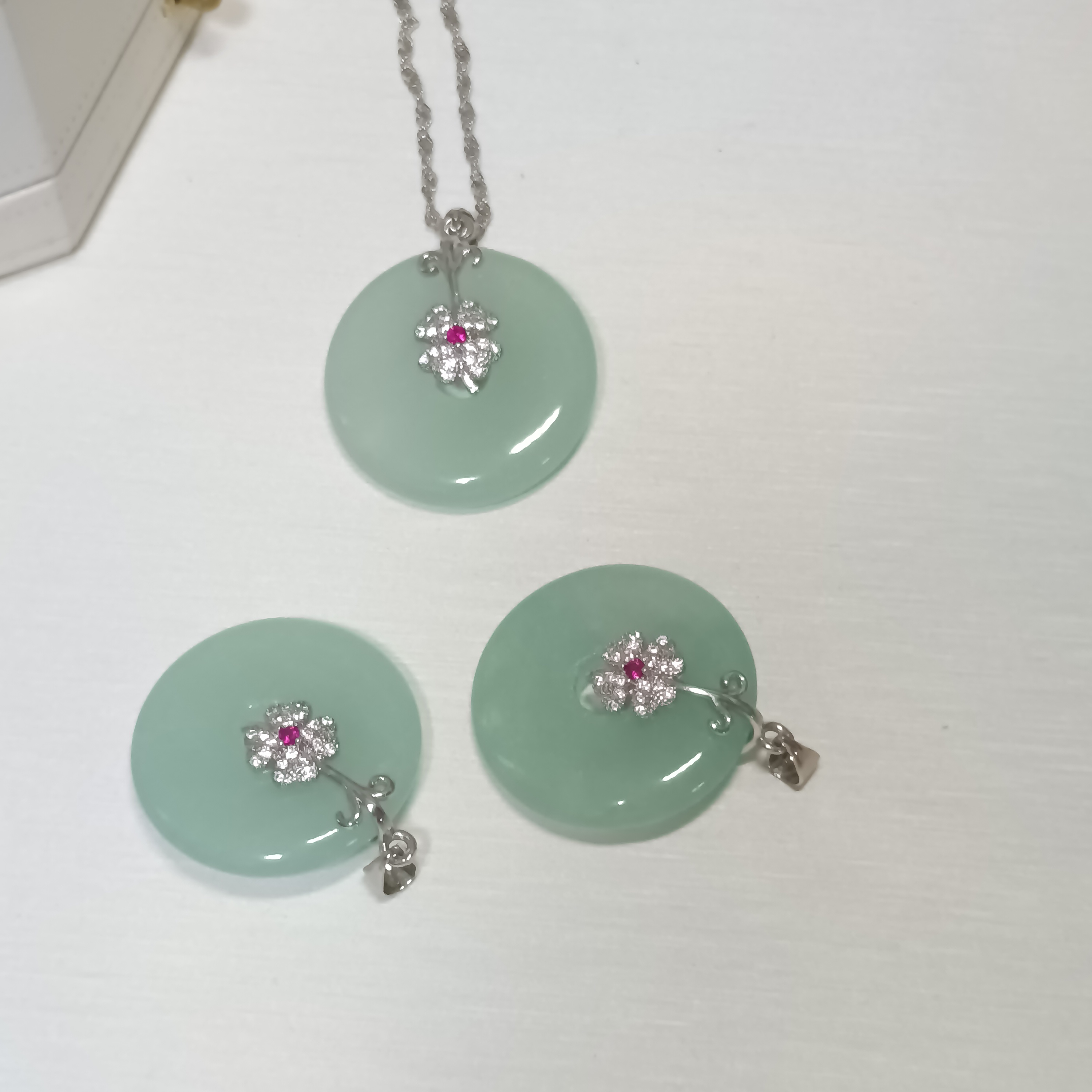 天然石英岩玉平安扣注白金小花扣吊墜（送注白金鍊）