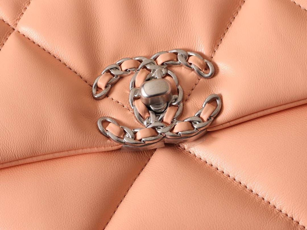 chanel 19 bag 粉色❤️‍🩹👜小号 独家渠道货 方框 原厂正品皮 小羊皮系列✨以诞生年份2019命名的小香19手袋 每针每线都是符合正品工艺 尺寸：16 x 26 x 9cm