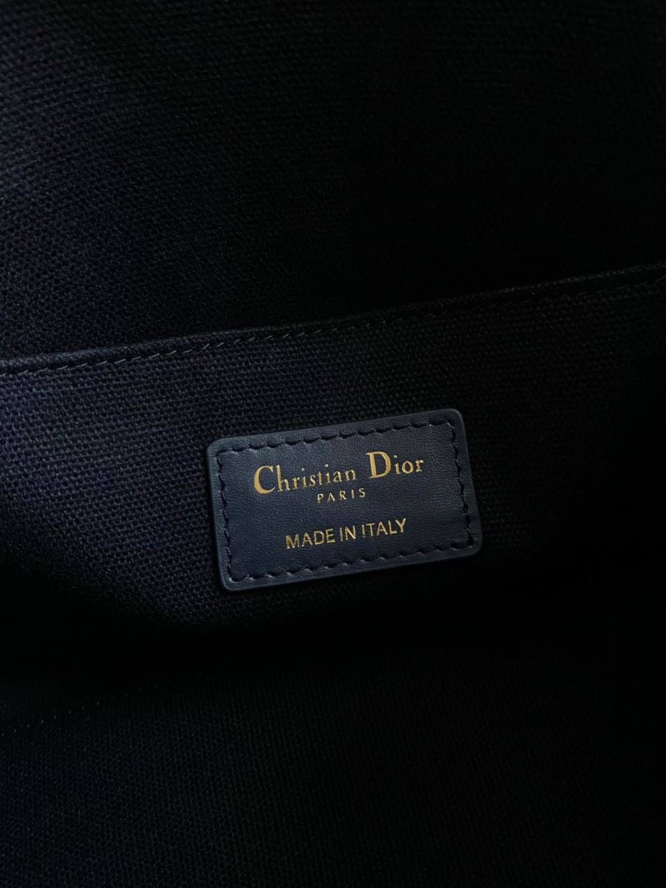 🈶刺绣蓝，小号 𝗗𝗜𝗢𝗥 23秋冬𝗕𝗼𝘀𝘁𝗼𝗻 手袋 复古波士顿回潮，高级怀旧格调 将摩登和优雅刻进骨子里了 不论包里塞满东西或空着、半满 廓形都依然硬挺，不拘泥干脆利落 双重翻盖CD开合，可手拎可斜挎 在当下追赶不完的时髦潮流 我更偏爱这只小可爱，秋冬绝搭 20×12.5×16.2cm，7503m