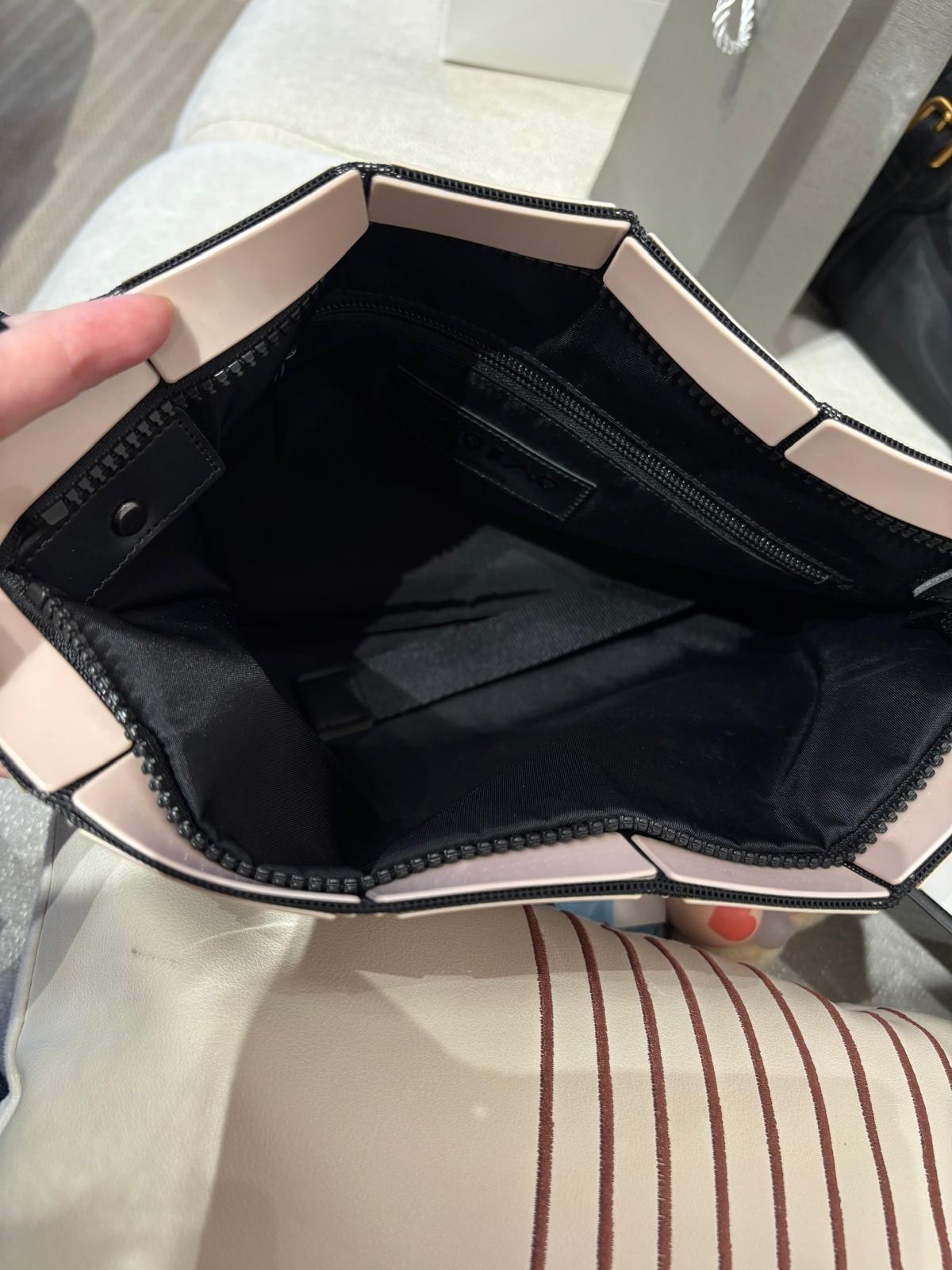 Issey Miyake crossbody bag 100%Authentic, 99%New ✅Dust bag