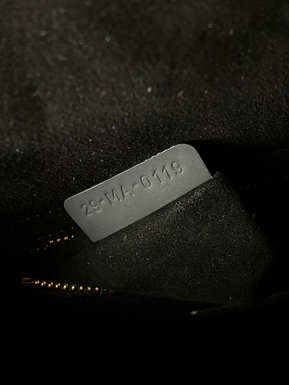 🈶磨砂黑 𝗗𝗜𝗢𝗥 𝗟𝗮𝗱𝘆磨砂四格 大热门款，老客的补单王 进口磨砂牛皮材质，同色哑光五金 比羊皮漆皮都要高级不少 没有了大家闺秀的矫柔造作 暗黑风多了些特立独行的酷劲儿 20×16.5×8cm #4360m