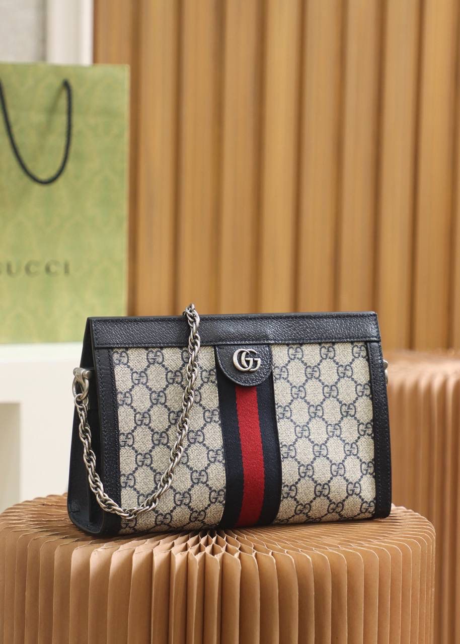 新配色𝑶𝒑𝒉𝒊𝒅𝒊𝒂 𝑮𝑮系列 原厂皮#503877# 🔷尺寸：26*17.5*8cm🔷 拥有经典王牌元素的𝐎𝐩𝐡𝐢𝐝𝐢𝐚系列， 隽永海军蓝与米灰色的𝑮𝑮结合，玩出炸眼球的高颜值， 打破常规的传统经典元素，更多的是时尚与复古的融合， 新配色的设计，可盐可甜，少女感十足，却拥有这个系列该有的复古样貌，新配色占据着主流时尚的地位，给人一种耳目一新的感觉！