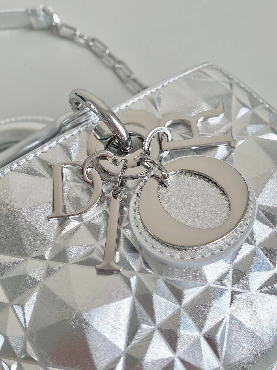 钻石银小号🩶 𝗗𝗶𝗼𝗿 𝗗-𝗝𝗼𝘆 𝗯𝗮𝗴23新色 快！快！快！很少见有这么特色的包 Bing灵动炫目大胆的科幻视觉冲击太震撼 整个包身珠光呈镭射效果，犹如彩虹般 很是惊艳！配银色金属更有张力，好抢眼啊💓💓 可爱与炫酷的反差碰撞，也就只有它独具一格 拿到手你们一定要多背出去走走 它实在是美到过分了！！ 22.5×12×5.5cm