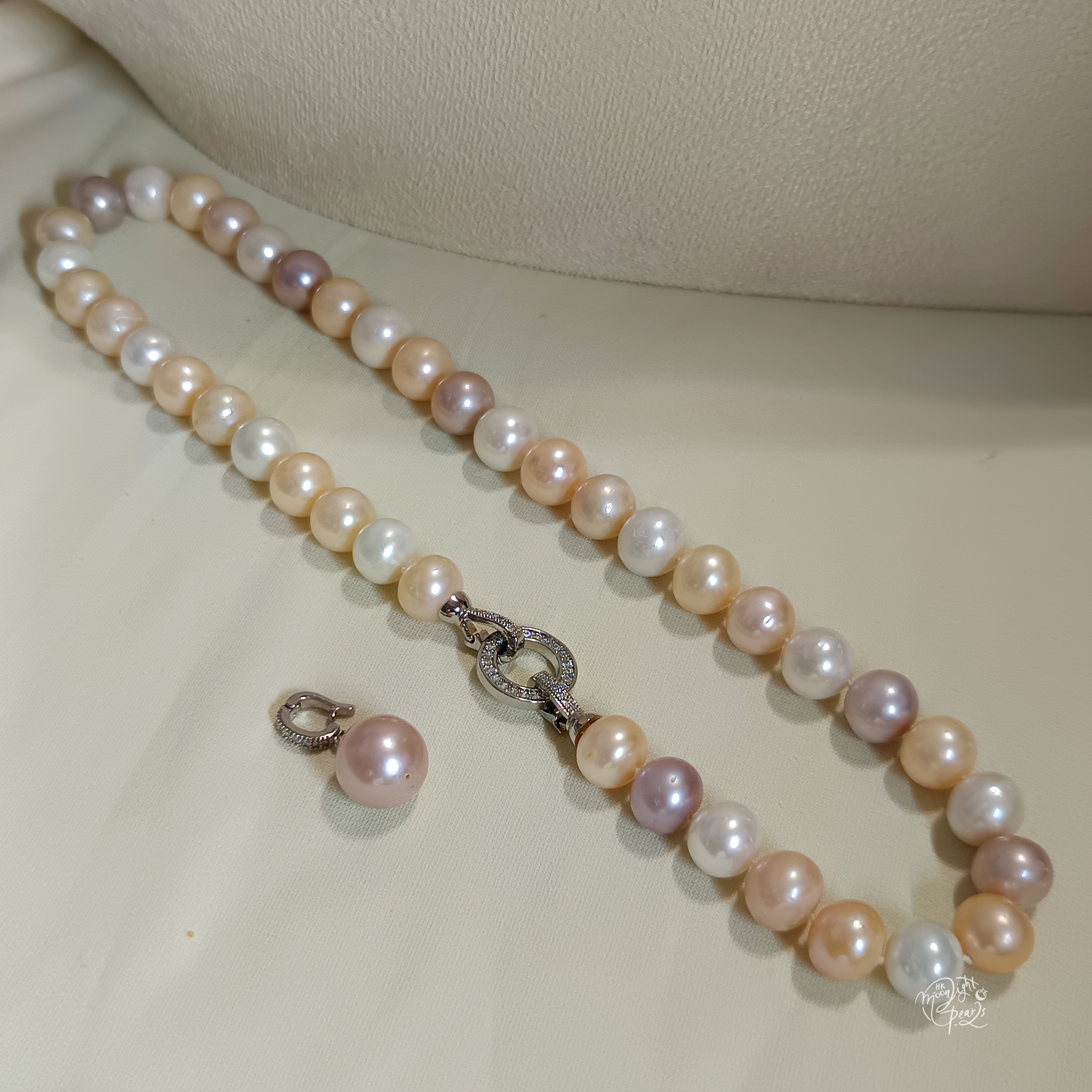 近圓強光淡水無核糖果色珍珠時尚注白金圓環扣項鍊+吊墜