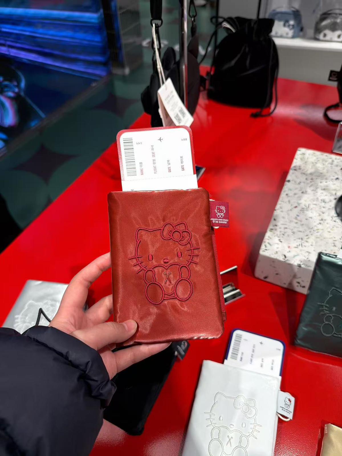 🇰🇷JOSEPH & Hello Kitty 聯名 Passport Case首爾限定 金色 紅色 聖誕後到貨🙏🏻