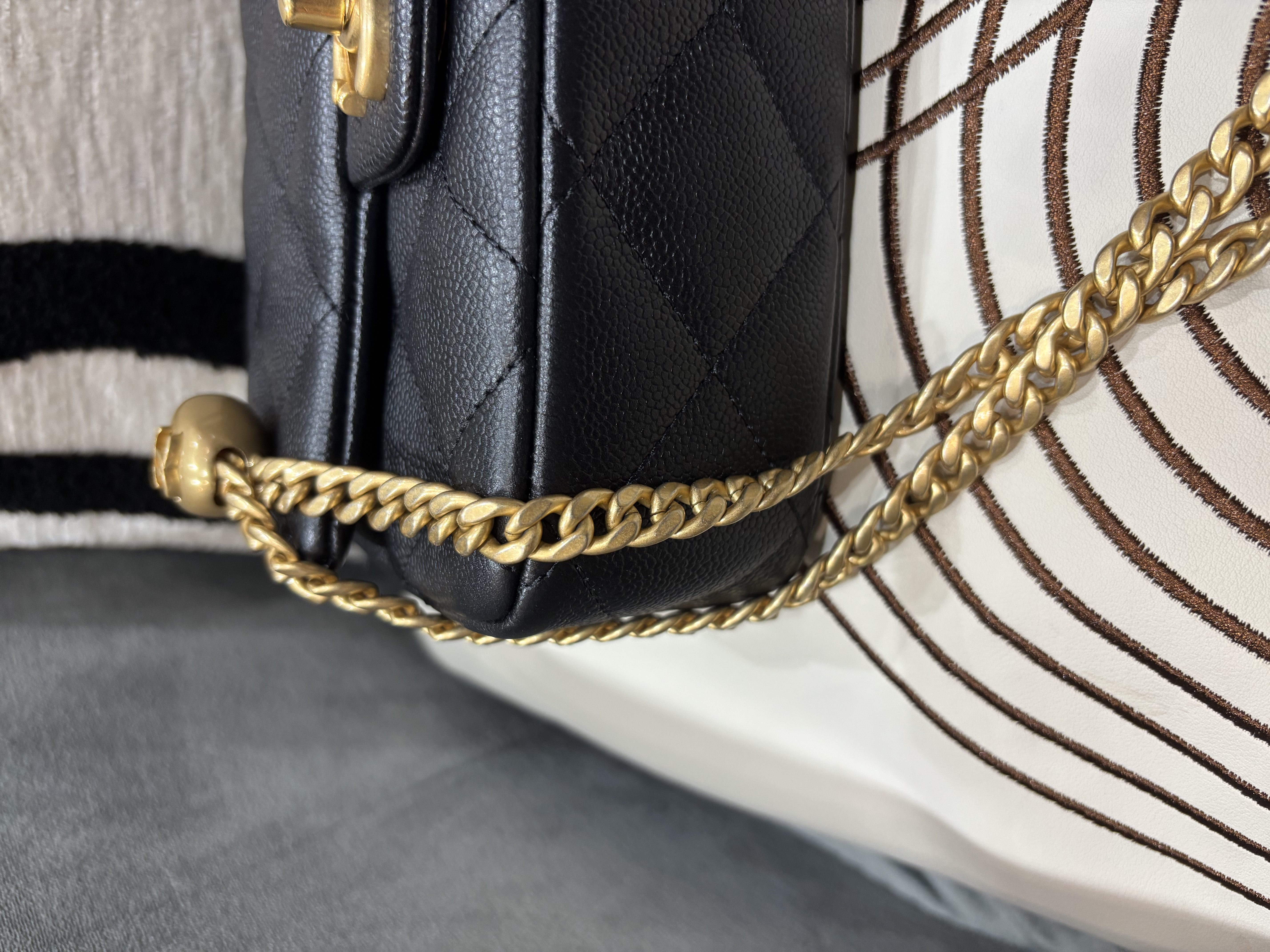 未使用品 Chanel flap bag 黑色魚子醬牛皮心心金球 心形調子求方胖子100%Authentic, Unused未使用品 ✅晶片✅收據✅Dust bag✅Box