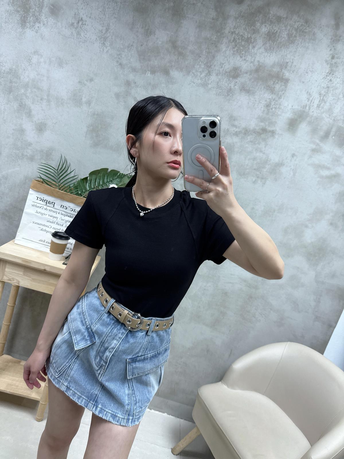 D22 後背設計凈色Tee