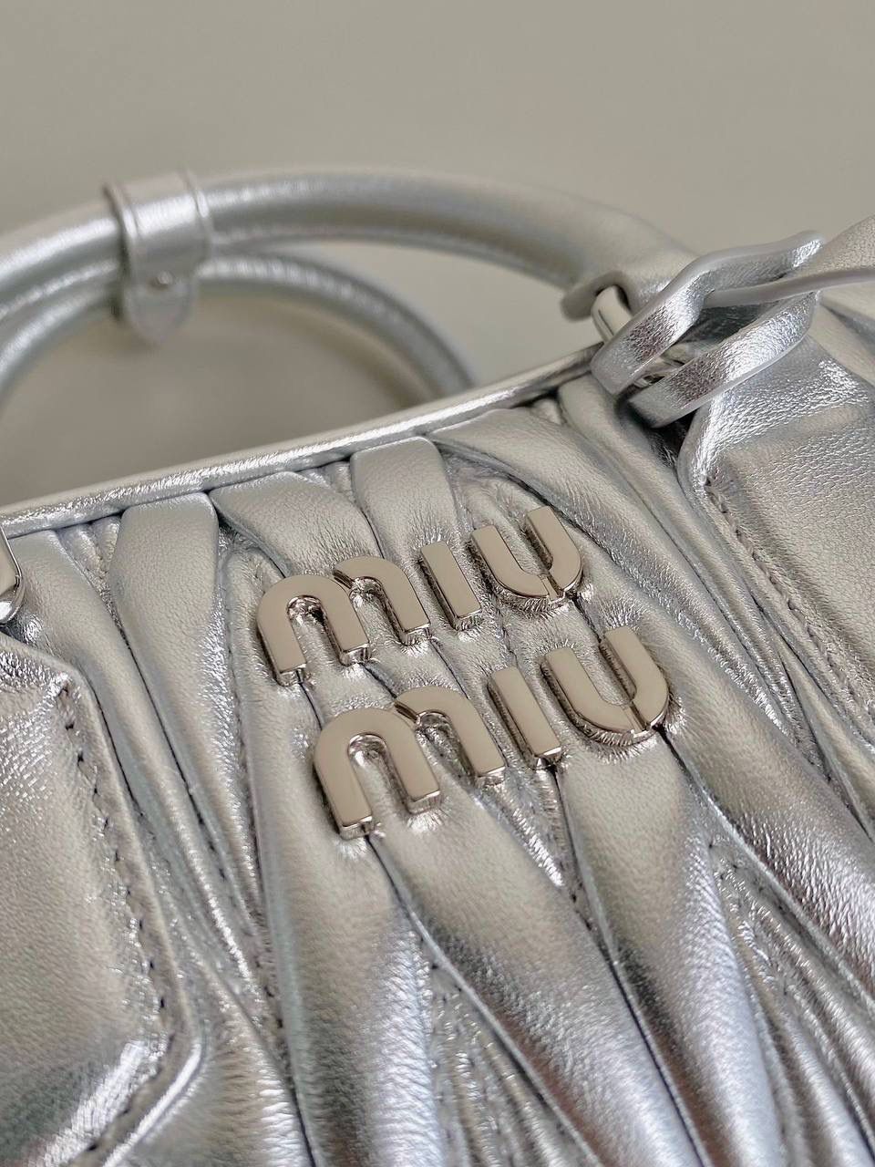 🈶银色小号， 𝗠𝗶𝘂𝗠𝗶𝘂褶皱保龄球小方包 火爆全网都不用多说，人手一只的程度 我们用的是进口小羊皮！非国产皮料 肉眼可见的细腻，软软糯糯触感非常好！ 他家经典独特的褶皱工艺，是要有一定厚度 底料太薄了都做不出它的饱满和弹性 更不是市场通货干瘪瘪的褶皱，实在太假 我们新合作的老师傅在这细节上扣的很认真 一缕一折都有zp的神韵，且做到对版！！ 追求高品质的来🔥⚡️ 13×19×6m #F0012m