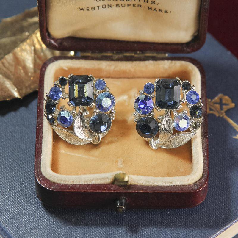 1960s American Lisner Blue Glass x Aurora Borealis Rhinestone Silver Tone Screwback Earrings (NA0277)
