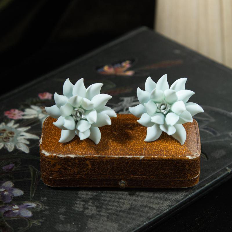 Mid-Century New Old Stock Plastic Flower stud Earrings (AC219)