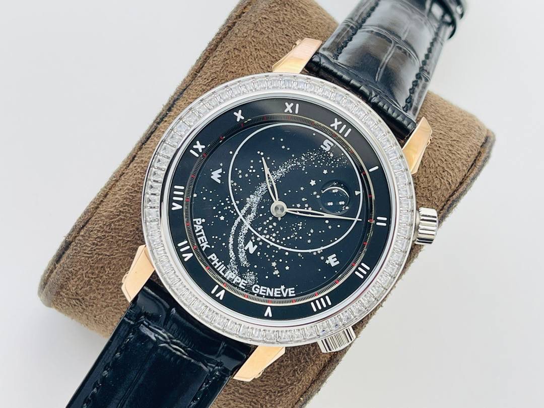 V4升级版 市场最高版本 功能跟正品一样 百达.翡丽星空升级终极版！升级细节： 1⃣️做到了跟正品满天星自动转的功能！ 2⃣️升级日历的排法和正品一样的顺序！ 3⃣️直径42毫米，厚度11毫米！ 4⃣️最大亮点：百达.翡丽星空里的月亮会根据天空上的月亮变化而变化！根据天空上的月圆月缺搬（初一月弯弯初十五月圆）到手表上了！