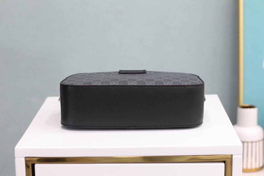 #原厂正品皮#574886 尺寸：24*14*7cm 在虎头相机包的爆款的基础上 新增加相机男士新成员，这次以往不同的是采用了黑色双G面料，让一个中性男女可用的相机包立马呈现了男士阳刚之气，上身帅气十足却又不失时尚大方的气质，蓝配红织带的搭配，让整个包有了时尚感，男士们的首选！推荐入手！成熟而稳定的高端技术，让整个包散发出娘胎里该有的味道！🔥🔥