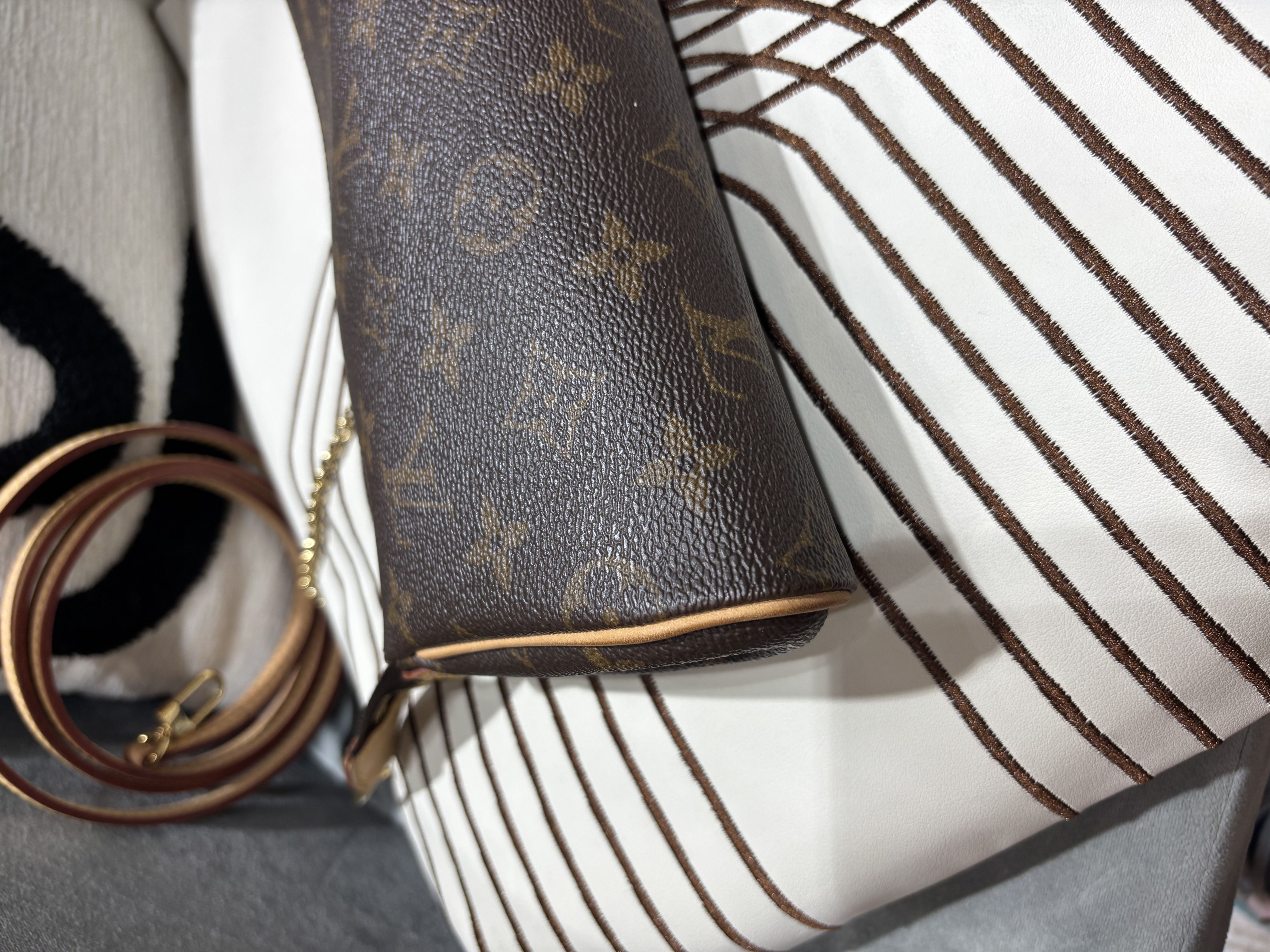 Lv Eva 2 way bag monogram Louis Vuitton M95567 100%Authentic, 98%New ✅Strap ✅Dust bag