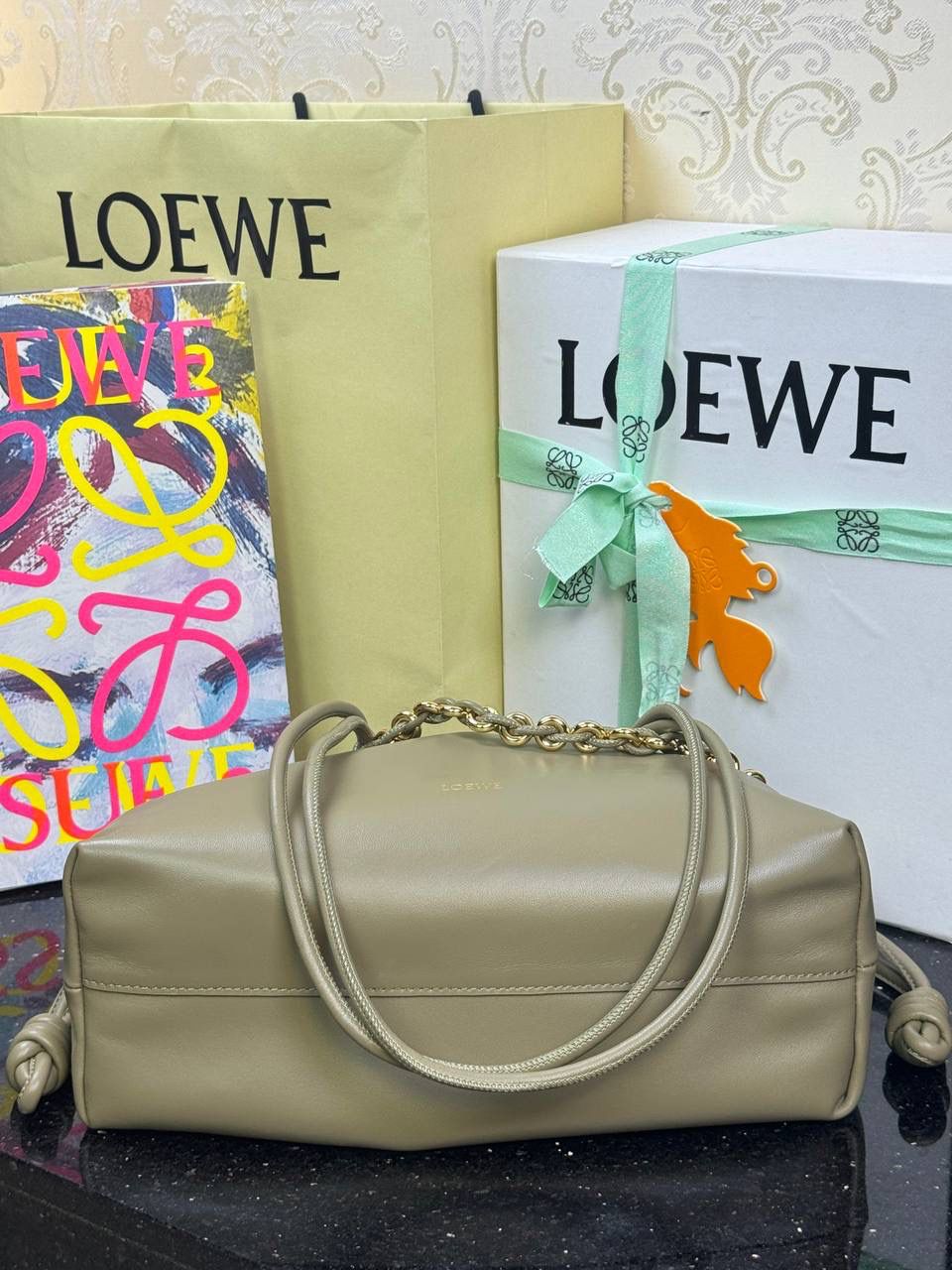 🎈中号链条款𝙁𝙡𝙖𝙢𝙚𝙣𝙘𝙤 𝙋𝙪𝙧𝙨𝙚羊皮 ——【桉树绿】 尺寸：𝟯𝟬-𝟭𝟬.𝟓-𝟮𝟬𝐜𝐦 编码：012403 【配全套礼盒】 👉🏻延续福袋收缩绳褶皱设计，羊皮包身手感细腻柔软❤️ 👉🏻链条肩带➕皮肩带的双肩带设计，时尚百搭，给足了集美们多样化的选择。肩带可拆卸可调节，磁扣开合，正面烫金𝙇𝙤𝙜𝙤，呈现出高贵典雅的视觉感😍 👉🏻独家背景➕独家品质➕独家全套砖柜礼盒套装，市场高端品质皆在我手✌🏻