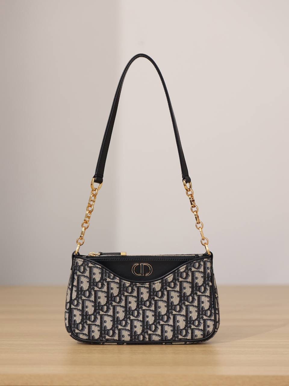 30 MONTAIGNE HOBO AVENUE👜✨ 尺寸：21 x 13 x 5 厘米 这款 Hobo Avenue 迷你手袋是二零二三秋季成衣系列新品，丰富了 30 Montaigne 系列，彰显复古魅力。 正面饰以同色调珐琅 CD 标志 宽大的隔层 2 个可拆卸小袋，其中一个设有 1 个拉链开合和 3 个卡槽 肩带链条部分采用同色调珐琅 CD 链环打造 配独家高定整套包装