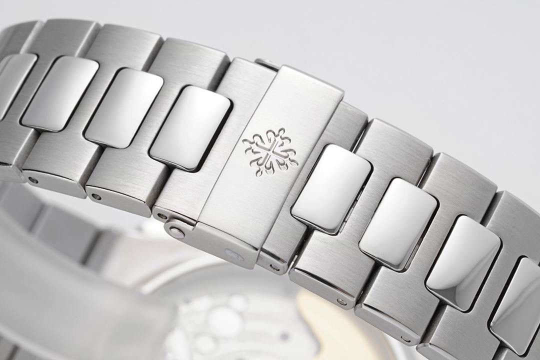 百达翡丽5980系列腕表卷土重来😎😍 表径40.5MM最佳舒适佩戴尺寸，标识性的鹦鹉螺精钢表壳打磨精致，正面拉丝处理。 华丽的表盘，灵感来自第一只百达翡丽Nautilus的表盘颜色。但具有更丰富的色调。位于6点钟位置的单计数器计时码表实际上就像在手表内部装有另一只手表。读取经过的时间再简单不过了，因为小时和分钟是在一个12小时的寄存器中计算的。3点位置的日期孔完善了表盘的设计。