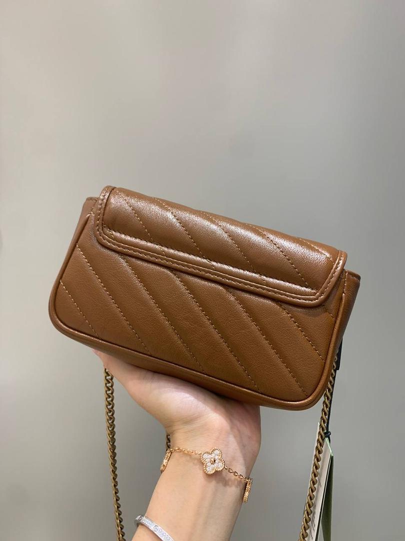 新背景实拍正品级 。经典款焦糖色16.5cm‼️ 一只可爱的小金棕，终于等来marmont出新色了，而且不是那种让人扎眼的马卡龙色，这次是超级好看的焦糖色，这个颜色秋冬搭配衣服真的是绝了，现在用撞包几率也很低 所以赶紧买‼️ 型号476433；尺寸16.5/10/4cm