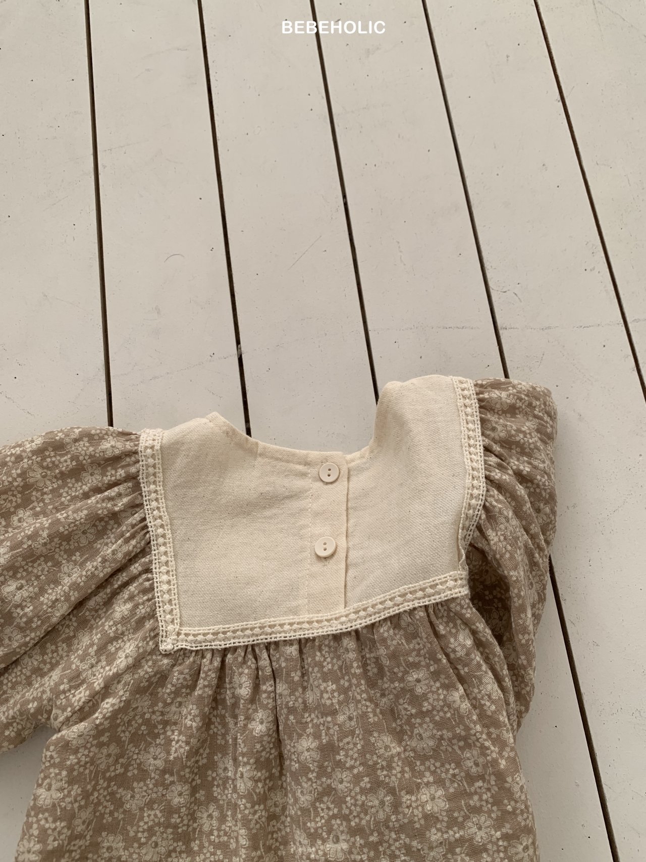 🌸預訂 韓國直送🌸🇰🇷BEBEHOLIC兩色碎花蕾絲方巾領長袖上衣