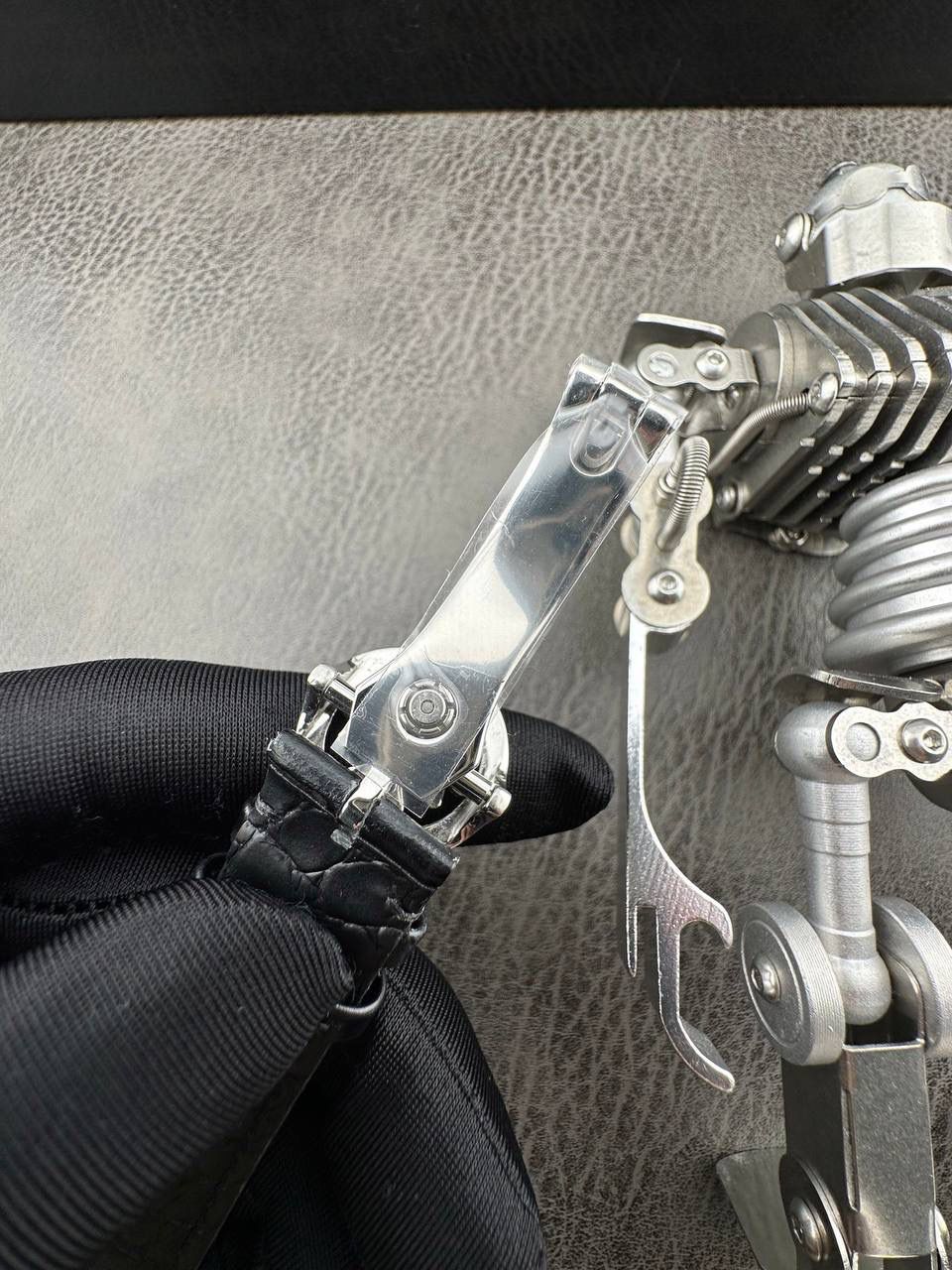 【铁划银钩 苍劲有力】高颜值新品墙裂推荐 精湛的工艺！ 年度最佳典藏之作——百达.翡丽古典超级复杂多功能 万年历功能腕表 团队历时两年多精心设计，不计成本，敢为人先，力求完美，克服重重难关，突破多层技术瓶颈，机芯型号为CH 29-535 升级版，质量稳定！ 【表带】经典意大利小牛皮表带，纹路清晰，质感好。搭配圈市面最顶级的百达翡丽灯笼表扣，通用原装无压力。 优雅的Calatrava雕花表壳极具个性，42毫米的表径适配大众男性手寸，非常商务可亦休闲。