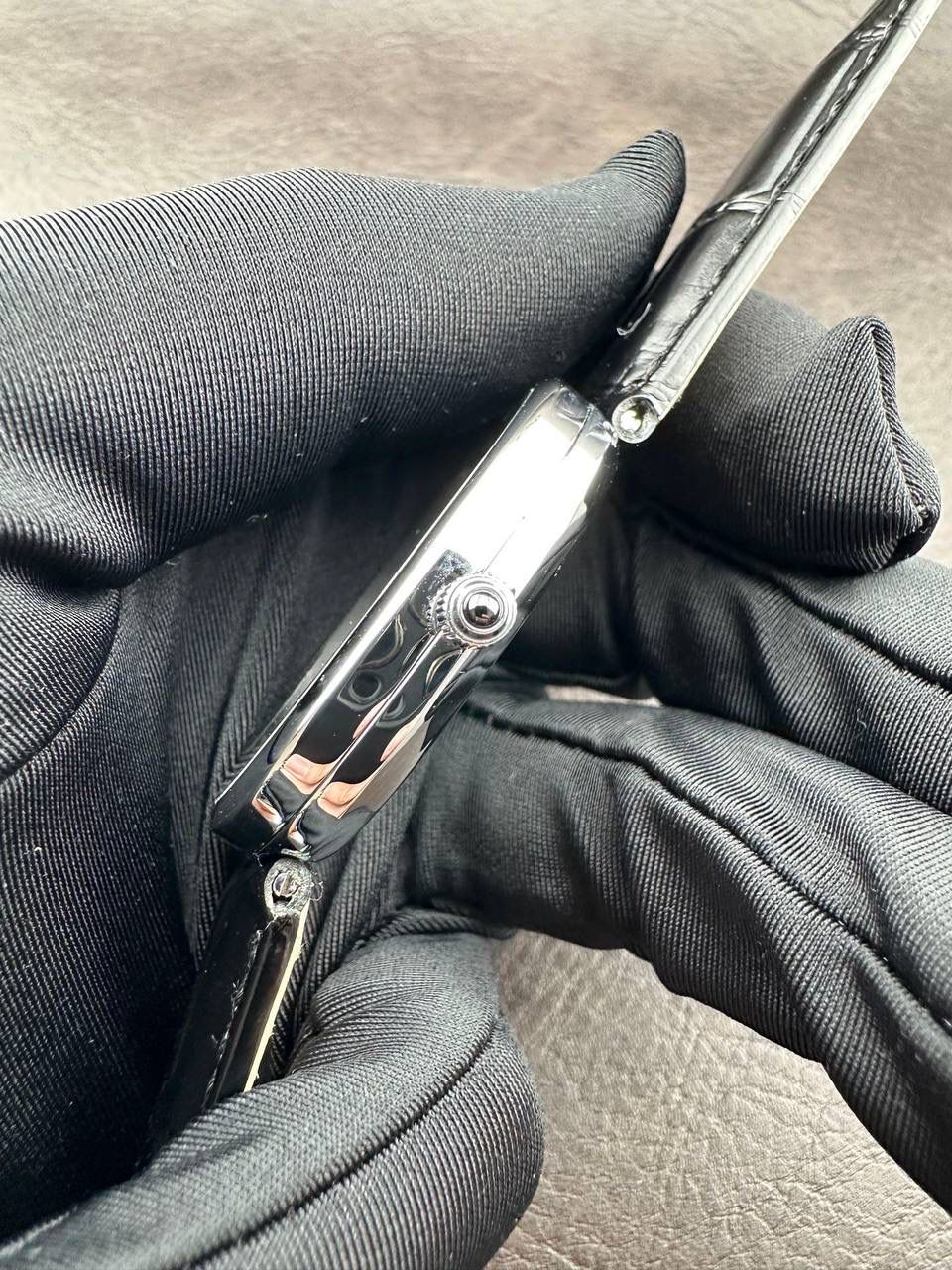 PP➕ Factory2025新品首发｜百达5738系列 68克配重版 复刻经典，更胜经典——GOLDEN ELLIPSE 黄金椭圆腕表重磅登场！ ✅ 黄金分割美学重塑：遵循1:1.6181经典比例，34.5MM×39.5MM椭圆表径搭配7.7MM纤薄厚度，复刻古典韵味与佩戴舒适度。 ✅ 316L精钢表壳：介于圆形与矩形之间的别致椭圆轮廓，还原原版线条张力，质感细腻出众。 ✅ 3D立体云贝母表盘：专属浮雕打印工艺，折射神秘深邃光泽，告别市面暗淡平庸款，上手自带高光。 ✅ 定制进口小牛皮表带：21X16尺寸对版原配，搭配同型椭圆表扣，与表壳设计遥相呼应，贴合手腕更显格调。 ✅ 9015精准机芯：走时稳定精准，兼顾实用性与耐用性，日常佩戴无压力。 PP➕不做“远观款”，只为呈现最接近原版的真实佩戴体验——从细节质感 to 上手触感，每一处都经得起近距离审视，让经典韵味在腕间完美延续！