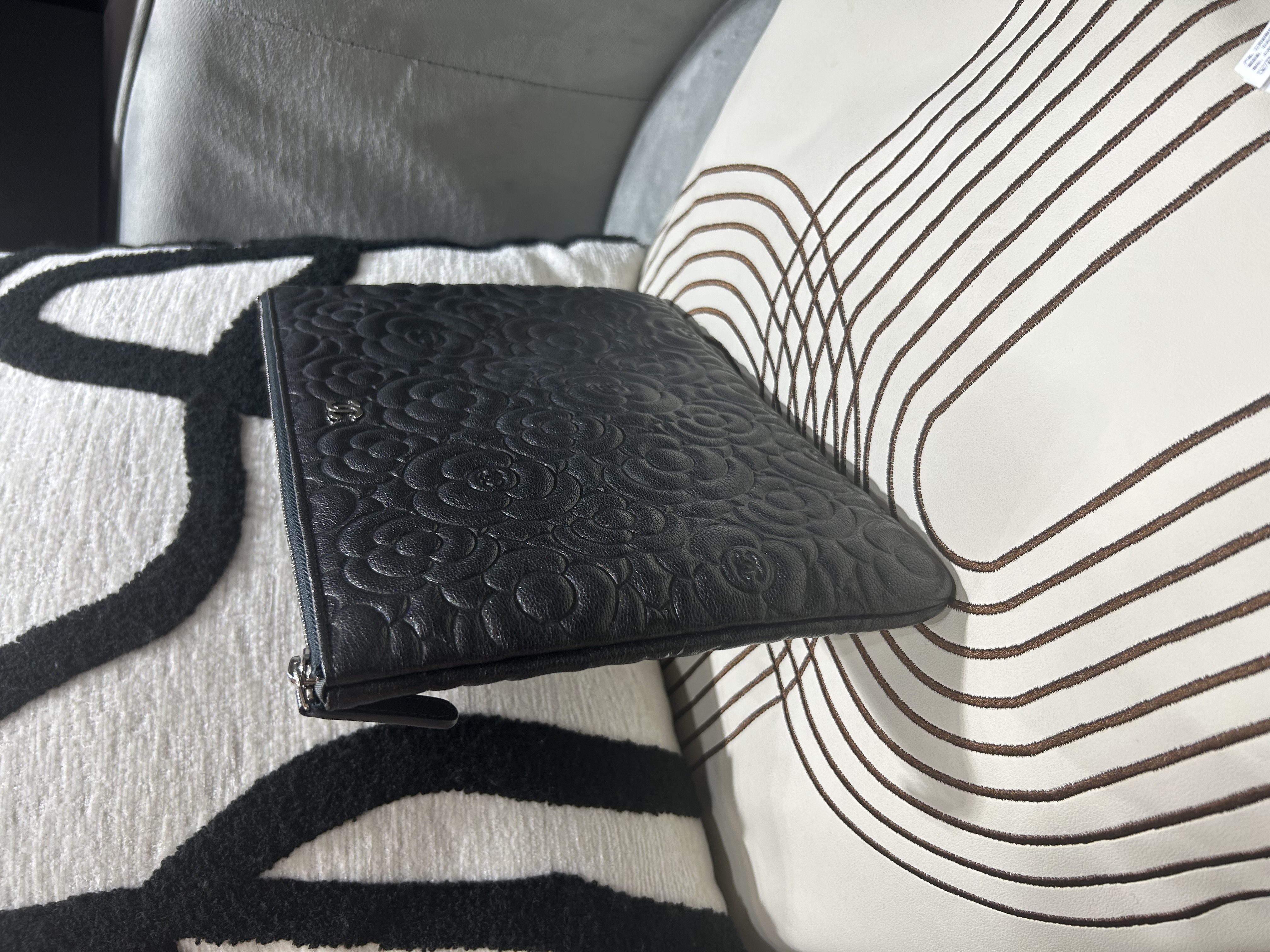 未使用品 Chanel zip pouch 灰色山茶花牛皮Clutch Bag 收納包 100%Authentic, Unused未使用品 ✅28Card