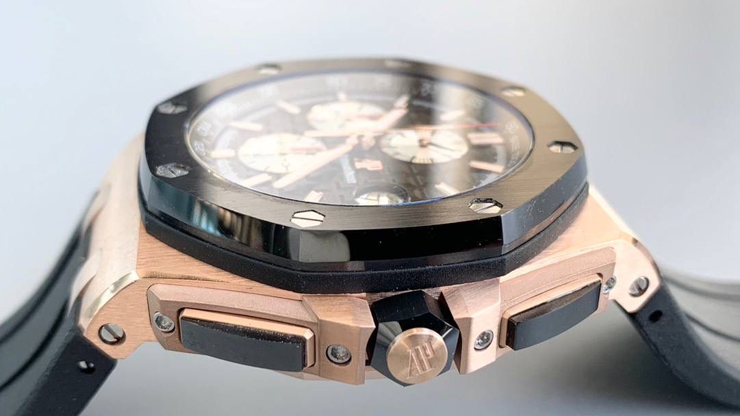 爱彼皇家橡树离岸型🔥💯横空出世。引用全新的彩色陶瓷锻造技术，表壳与圈口的选料，不惜重本使用日本进口的氧化锆，无需任何颜料，以超高的压力与超高的温度锻造，形成超高密度的彩色陶瓷，再经过百里挑一，确保每一个成品都与原版毫无色差！CNC级别的打磨，将整一个表壳的边边角角完美处理，即使陶瓷，也做到毫不割手。圈口的拉丝，经过顶级的打磨技术，做到每一丝每一线都毫无断续，每一颗六角螺丝都与表框处在同一平面，拒绝一丝一毫的凸显与凹陷，诠释了何为顶级的复刻工艺！