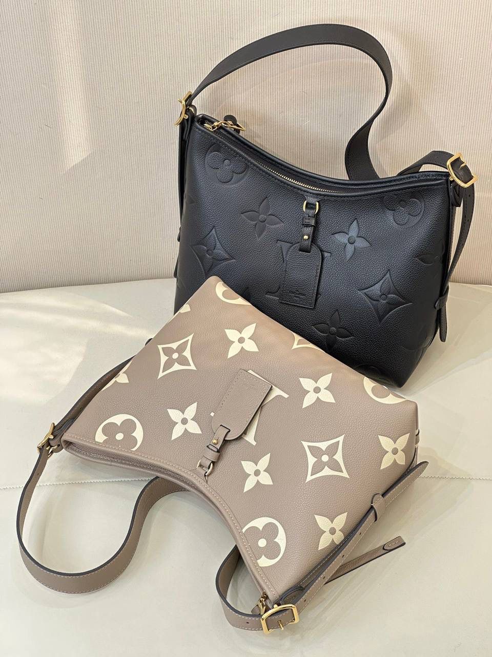 LV CARRYALL全皮 👜✨ 驴家牛皮压纹carryall托特包！ 老花carryall的热度到现在都依旧是最高的，这款包包做的超级用心，不管是从外观还是实用性来说都下了功夫。 两个颜色，黑色灰色，LV家的这种牛皮款，我个人还是非常喜欢的，皮质相比其他家小牛皮高级很多，而且用的越久皮质那种自然软踏的感觉就越高级 肩带可调节的孔位挺多可根据身高自由调节。斜挎的时候敞口的位置刚好在腰那个地方我觉得最舒服，而且包包整体不重日常背多久也不会累！名副其实carryall得容量很nice，还有一个子母包，子母包的实用性永远是不用质疑的 尺寸：29*24*12cm