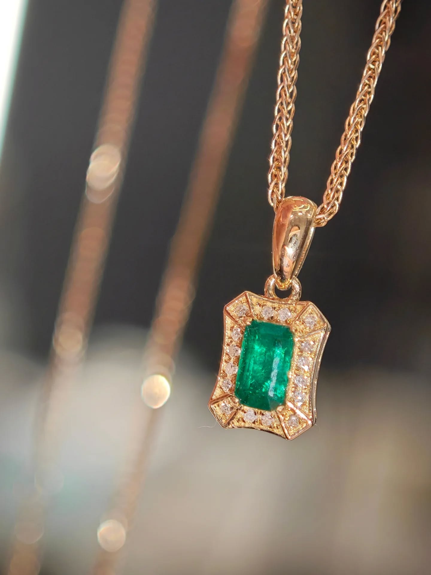 頸間一點綠，是恰到好處的精緻💚25分祖母綠吊墜，不挑穿搭日常戴也有高級感，越看越愛