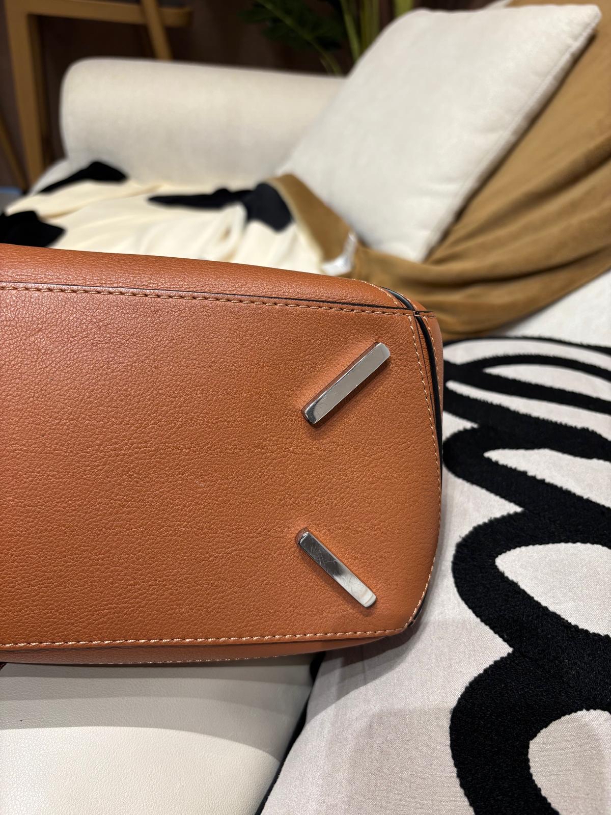 Loewe Puzzle Medium Tan 100%Authentic, 95%New ✅Dust bag