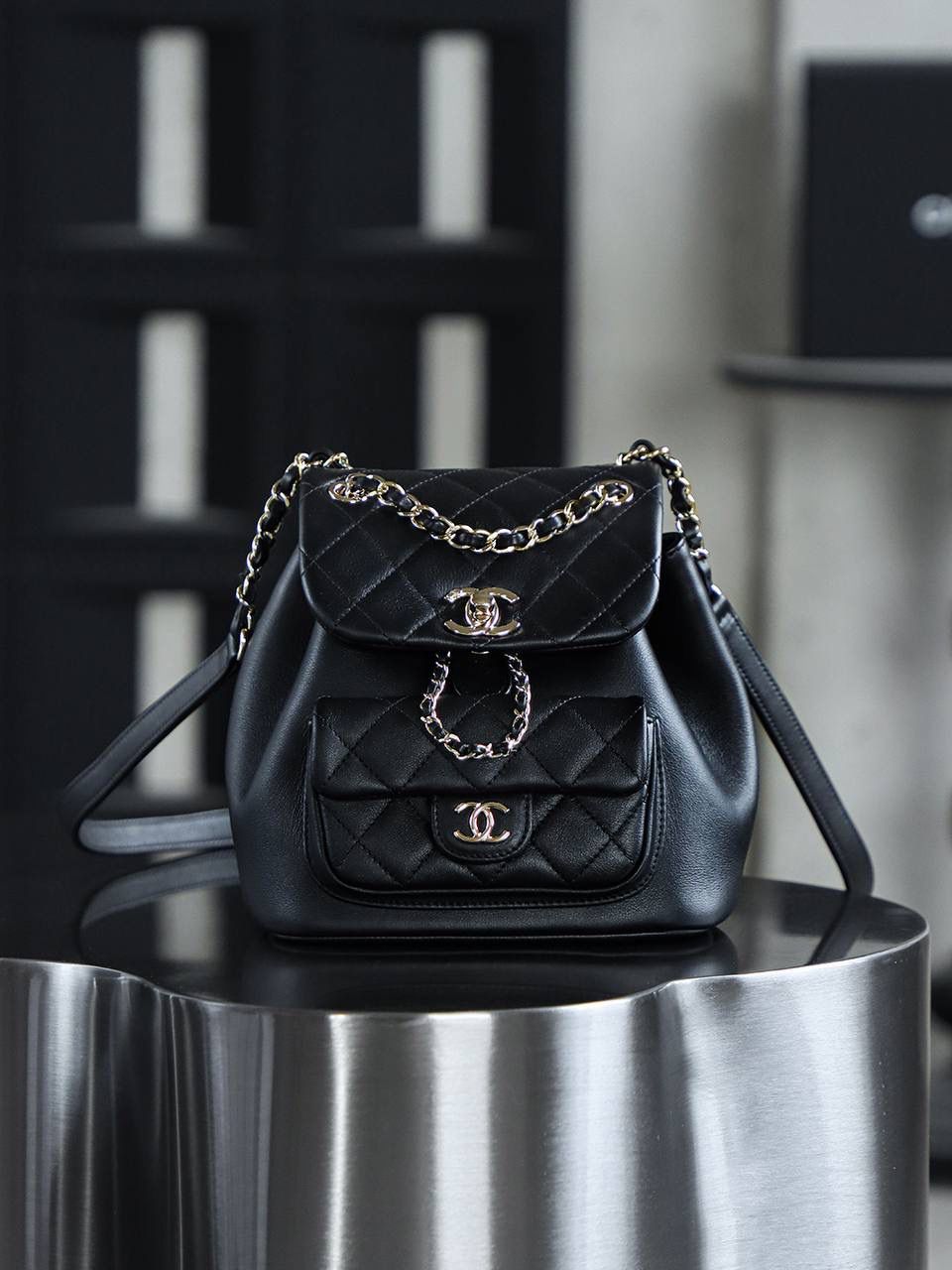 23P Duma小號雙肩包鑒定版👜 ITALY意大利皮料過關清單資料可査詢 從90年代紅到現在的Duma，熱度不減甚至一包難求！ 容量可觀非常實用，甚至背法多變可以手提、單肩背、雙肩背，俏皮可愛且超級减齡！ 五金：厚镀14k浅金扣 皮料：italy原廠摔紋小牛皮 尺寸：18*18.5*12cm