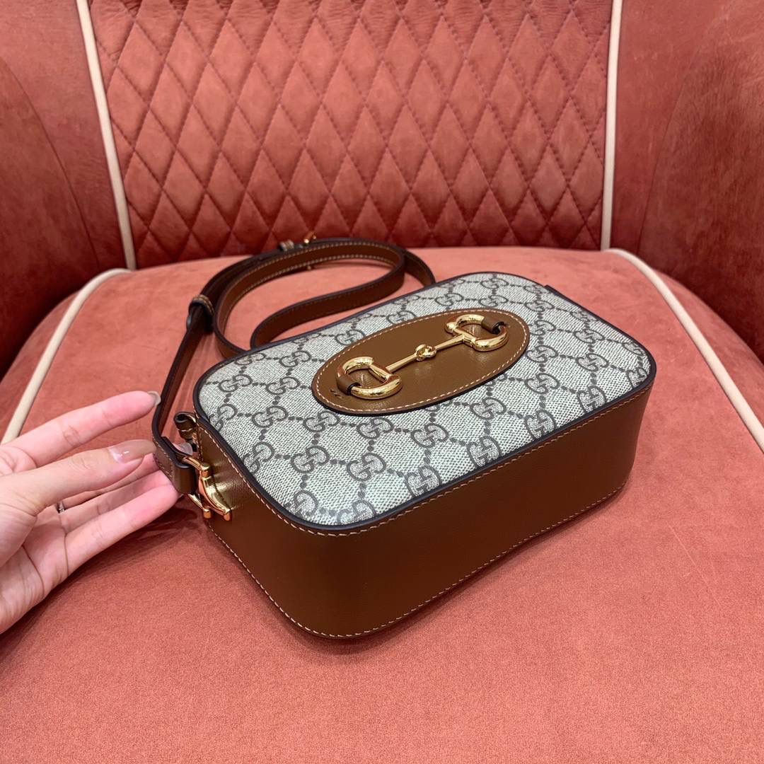 吐司🍞大爆款🔥 再来一组细节图；以表达我对他的强烈爱意，哈哈哈哈哈哈！Gucc1 horsebit 吐司包🍞(顶级原皮) 啊啊啊啊啊！！超级无敌大爆款！这应该就是我心目中的白月光， 实物是那种看到不需要犹豫马上就会买的， 相机包很多款，目前为止这个是我心目中的top 马衔扣元素和这个面料一直是我最爱的搭配设计 只是没有想到做成相机包可以这么可爱有趣 简简单单的造型却如此耐看且有那么一点高级感 跟其他相机包完全不一样！！反正这个我一拿到我就很爱很爱很爱！这个你们都可以入，必定会成为经典款！ 型号760196；尺寸20/13/6cm