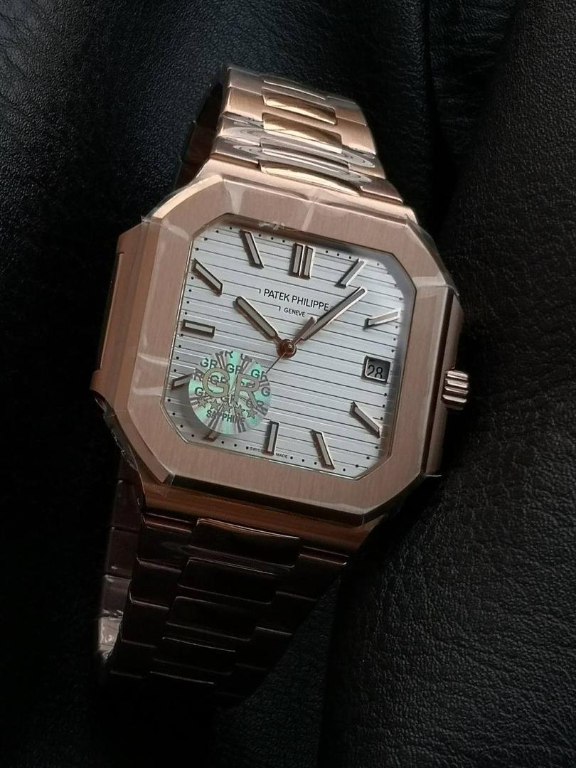 百达翡丽 方形 新系列CUBITUS 5821腕表 亮点特色：1️⃣机芯:搭载定制9015改Cal.26-330 SC一体机，调时不停秒，调时不停秒，摆轮位置均与正品一致，自动上链机芯。2️⃣钢带:316L定制级人体工程学表带，新扣款式。3️⃣表壳:尺寸45毫米厚度仅8.3mm，为表壳对角线长度(即10点位至4点位),因为表壳近似于方形，上下边的宽度会小于这一数值，所以视觉效果并不是很大。 搭配上，5821属于运动风格腕表，日常搭配正装和休闲风格也可以。