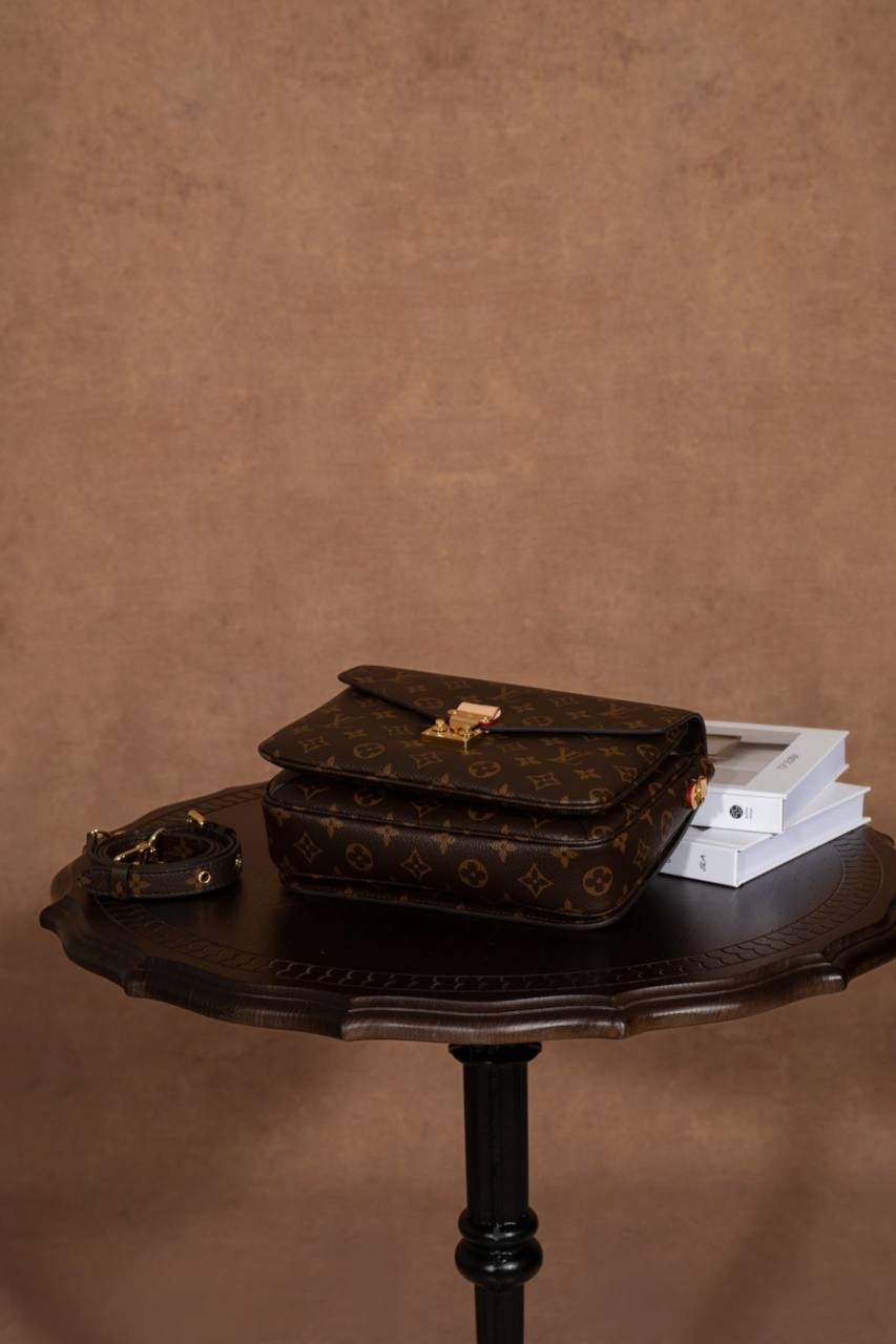 LV POCHETTE METIS🎀大邮差包 ✨ 法国原厂料 + 原厂皮 + 全钢五金 质感真的很稳，拿在手上就知道不一样，高级感直接出来 😍 这款邮差包因为设计经典， 所以一直被叫做 “入门级邮差包” 👜 但不要小看它哦～ 👉 超百搭、👉 超耐看、👉 永远不过时