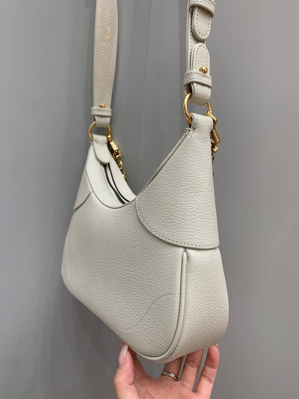 新背景实拍正品级 。（白色） 这只给我冲！！太多人要我出了，磨了很久终于出来了，这个皮质谁没买谁后悔，超级无敌软，软绵绵的，但是却很有形，一个包多达三种背法，百变时尚风格，不同背法可以变换不同风格，甜妹辣妹淑女风格都可以驾驭！金属质感很朋克，搭上原厂皮超好质感，这个包必须冲！！🔥🔥 型号731817 尺寸25/19/7cm