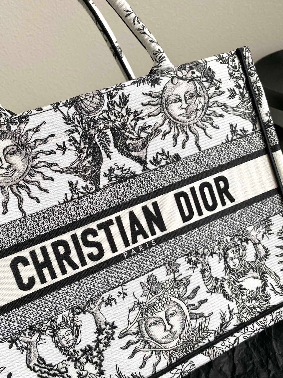 🈶黑白中号 𝗖𝗗 𝗕𝗼𝗼𝗸 𝗧𝗼𝘁𝗲 24太阳神阳光茹伊 它有代表春天的玫瑰💐🎀 夏天的麦穗，秋天的枫叶 以及冬日的枝干 整个太阳也是关于守护的象征 寓意是非常美好的，浪漫且神秘 那种高定视觉，沦陷了！！ 行走在街头很是时髦🌟 36×27×16cm