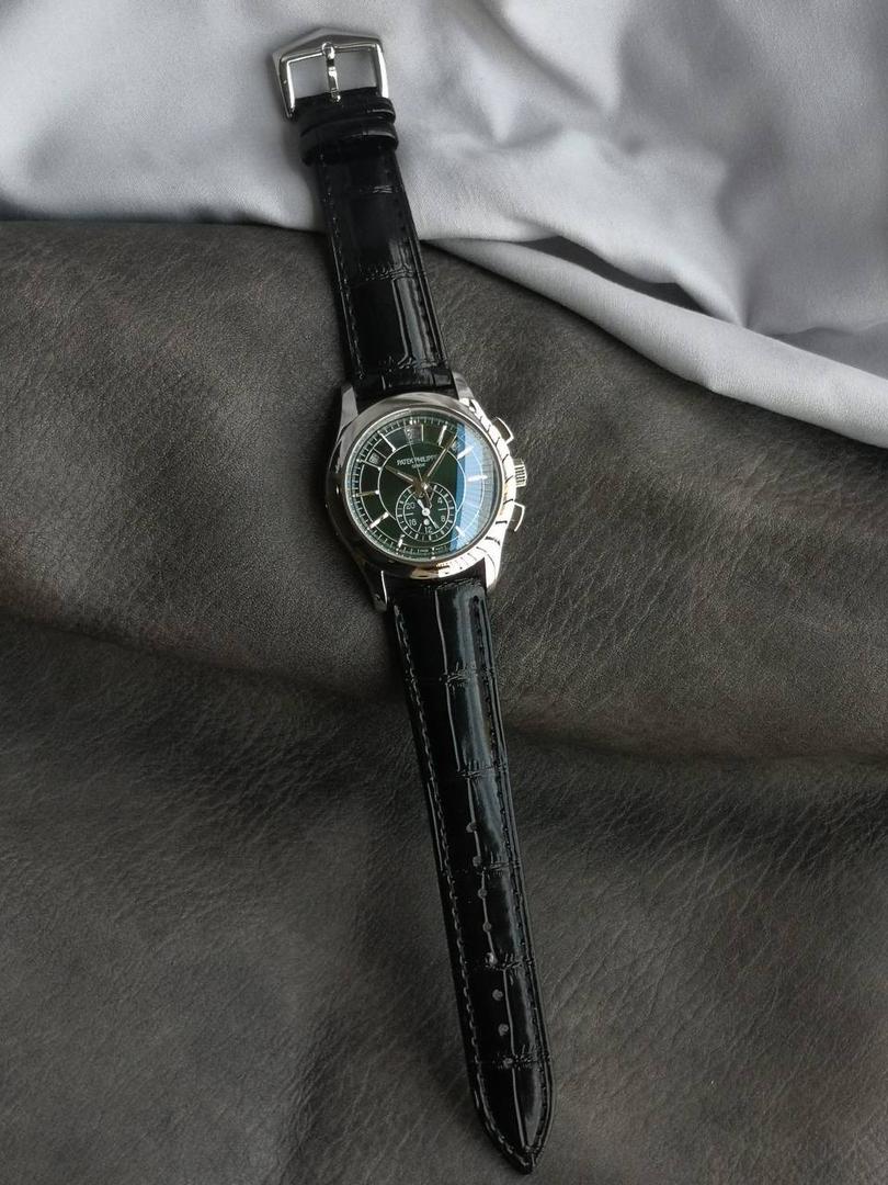 2024墙裂推荐 重金打造经典时计】——百达.翡丽复杂功能系列5905R-010重磅登场，迄今推出的首款Nautilus复杂腕表，以超复杂的工艺技术打造休闲运动腕表。 1⃣️小身板大能量：尽揽以下功能∶12点位日历功能 10点位星期功能 2点位星期功能 6点位24小时。所有功能都可正常使用。 2⃣️机芯采用复刻版Cal.240自动上链机芯，在实现外观的逼真前提下，功能一并完美诠释。 3⃣️改装大师独立制表人，倾情参与定制改装表盘颜色，给予独一无二的腕表增添有趣的灵魂！ 匠心力作 欢迎各位表友品鉴！