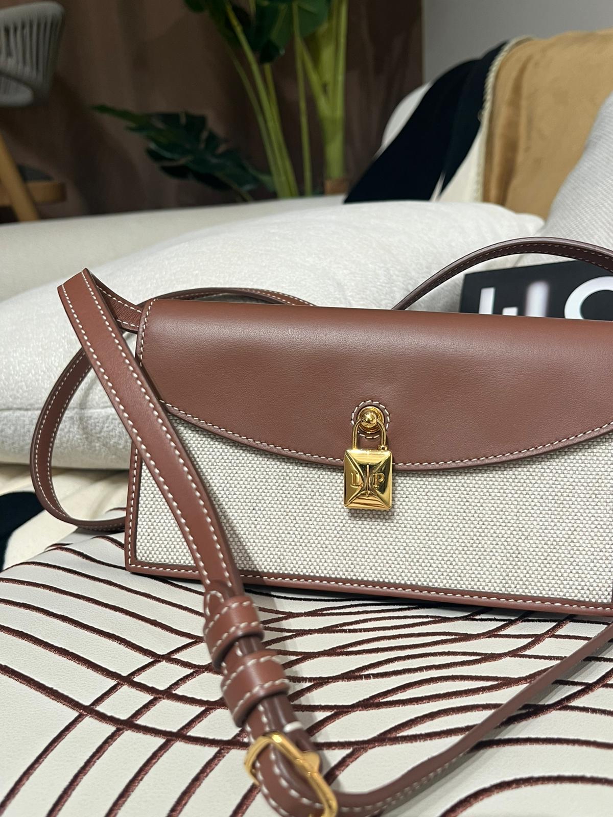 LORO PIANA EXTRA POCHETTE WALLET ON STRAP, 100%Authentic ,95%new 專門店售價$15,300 