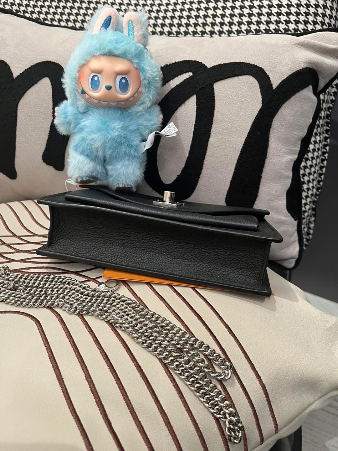 Lv my lockme chain pochette crossbody bag,100%Authentic, 99%new ✅dust bag ✅box