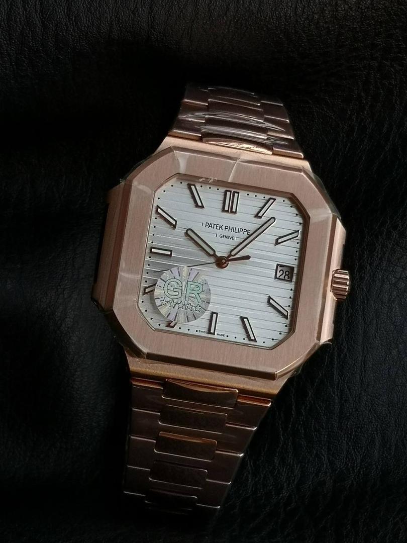 百达翡丽 方形 新系列CUBITUS 5821腕表 亮点特色：1️⃣机芯:搭载定制9015改Cal.26-330 SC一体机，调时不停秒，调时不停秒，摆轮位置均与正品一致，自动上链机芯。2️⃣钢带:316L定制级人体工程学表带，新扣款式。3️⃣表壳:尺寸45毫米厚度仅8.3mm，为表壳对角线长度(即10点位至4点位),因为表壳近似于方形，上下边的宽度会小于这一数值，所以视觉效果并不是很大。 搭配上，5821属于运动风格腕表，日常搭配正装和休闲风格也可以。