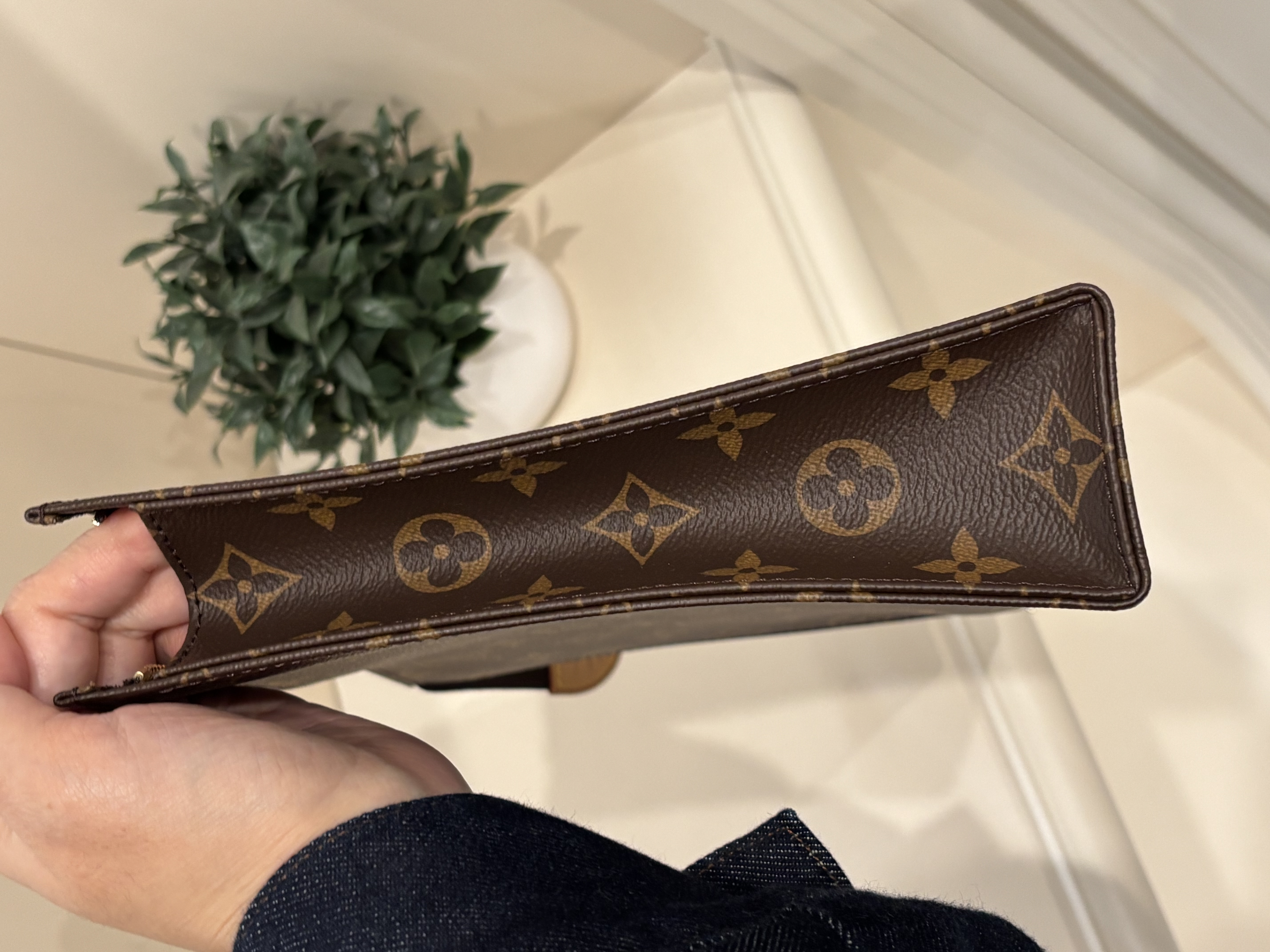 Lv pochette Toilette 26 clutch Monogram 梳洗包100%Authentic, 99%New