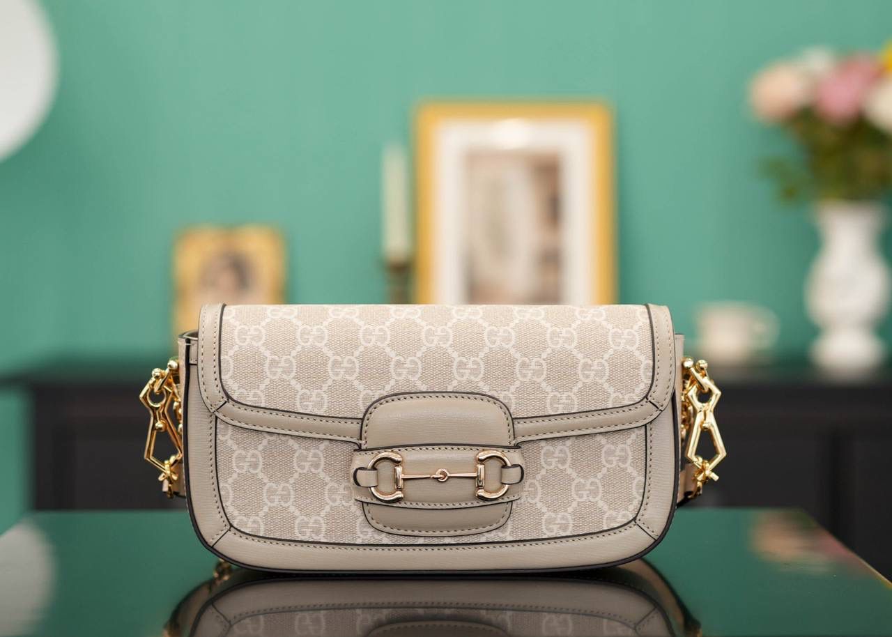 Gucci Horsebit 1955 Shoulder Bag in Beige and White