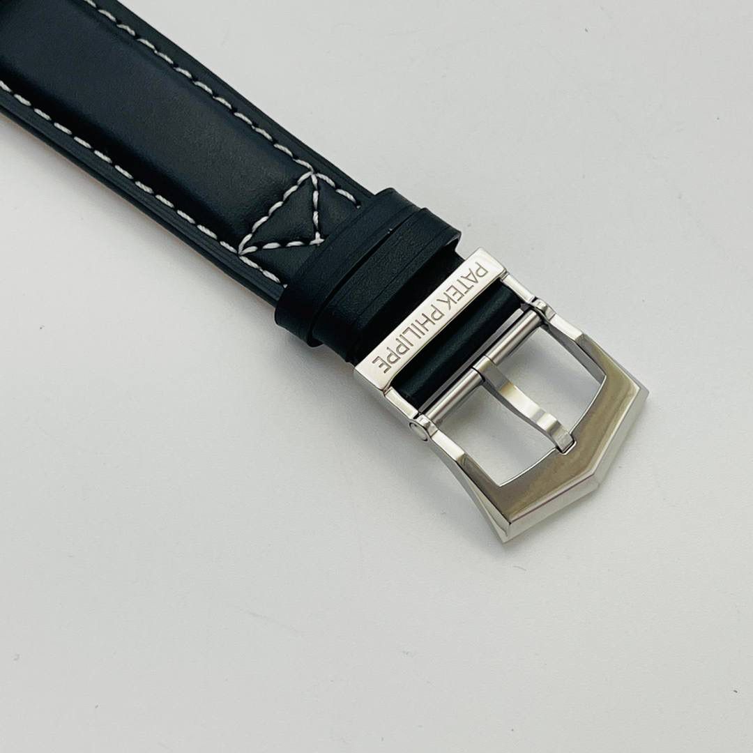 市场最高版本 百达翡丽双时区功能ref.5524 Calatrava飞行家旅行时间腕表系列惊艳登场！细节方面： 3⃣️【功能】5524系列为二十四小时制时间腕表，六位同正品一致是日历，中心大秒针底部则为双时区时间显示 与正品一致。 4⃣️【机芯】复刻原版324SC FUS机芯、自动上链装置适合每天佩戴，从背部蓝宝石透视底看能让你一览无遗尽收眼底。一只最实用的商旅手表于焉诞生。 5⃣️【表带集表扣】扣子使用与原装一致的三角型针扣，佩戴方便，与表壳相呼应，展现此腕表的整体美学。搭配蓝色皮表带，并以米色缝线装点，质感舒适，牛皮也让整款腕表更有复古味道。