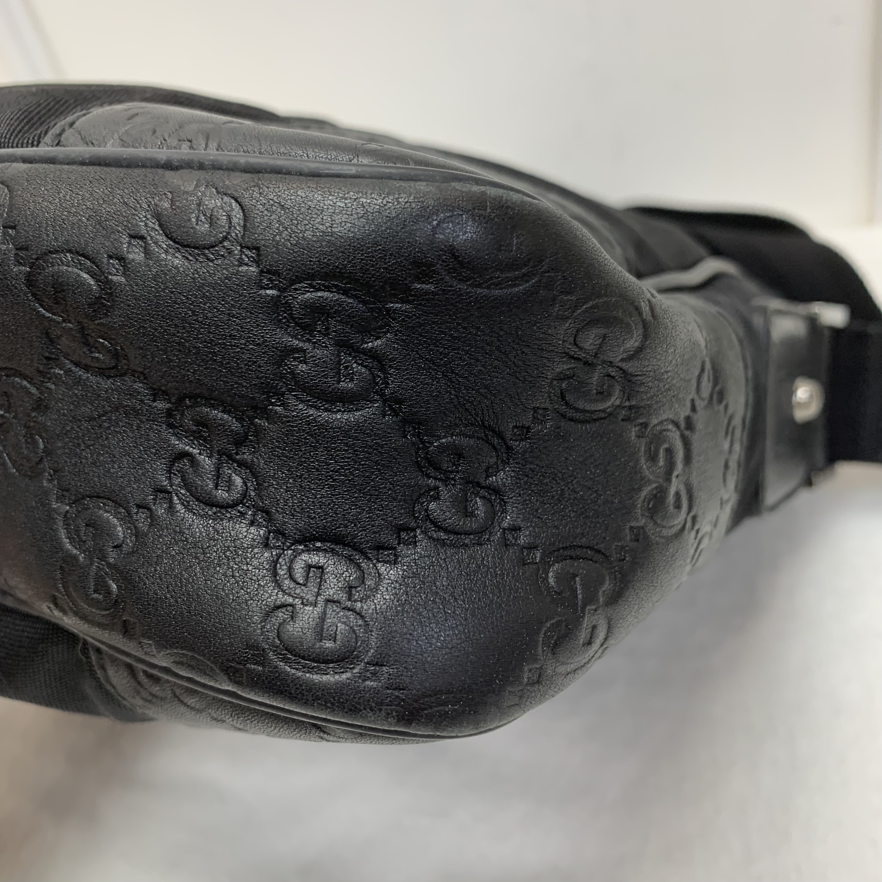 Gucci 壓紋斜挎包