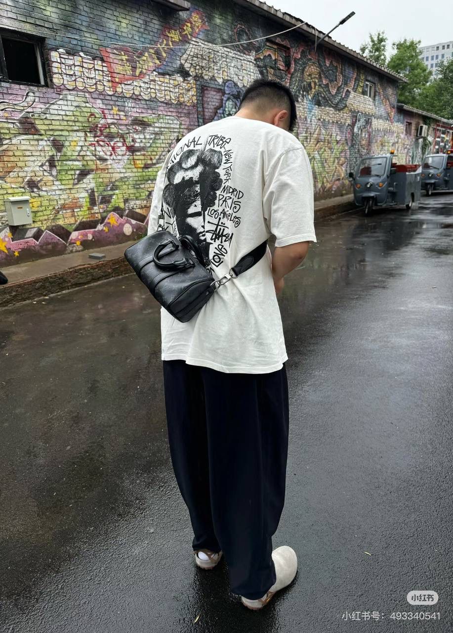 LV Keepall 黑老花系列 🖤✨ 潮男最爱款，男女都能背 😎 低调黑老花拼灰色，帅气又百搭， 小巧但很能装，随便一背就很有型，凹造型神器 💯 经典 Eclipse Reverse 帆布，老花两侧倒置设计，低调中带一点小巧思～牛皮包边＋宽肩带，背重也不累 👍配皮革手柄＋可拆可调节肩带，手提、肩背、斜挎都行 📏 尺寸 小号：25 × 15 × 11 cm 中号：35 × 17 × 21 cm